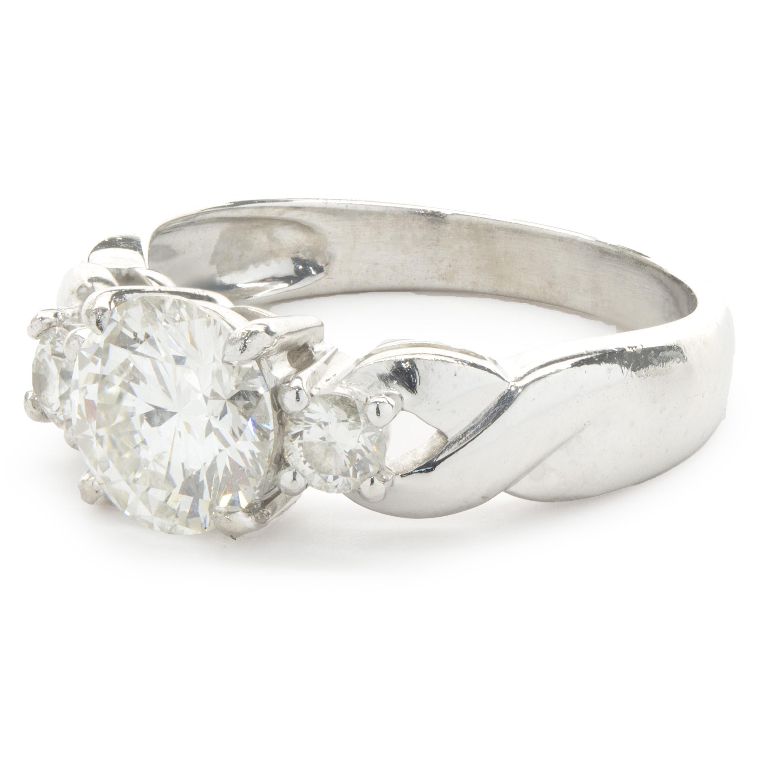 Platin Verlobungsring mit rundem Brillantschliff und drei Diamanten im Zustand „Hervorragend“ im Angebot in Scottsdale, AZ