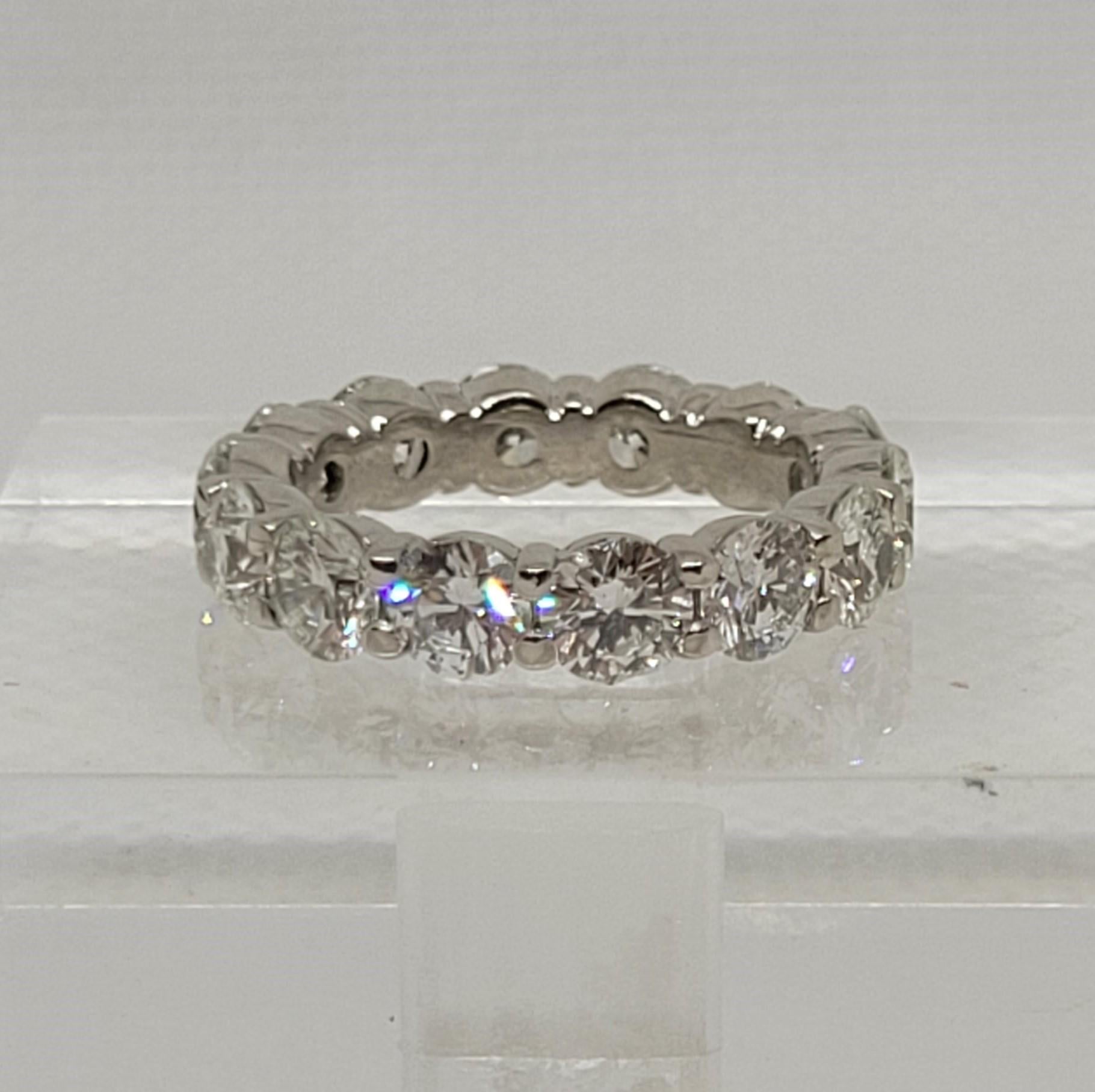 El anillo de eternidad de diamante brillante redondo de platino es impresionante, con catorce diamantes que suman aproximadamente 3,50 quilates. Cada diamante está engastado, tiene 4,1 mm de diámetro y presenta un color G/H y una claridad VS, con un