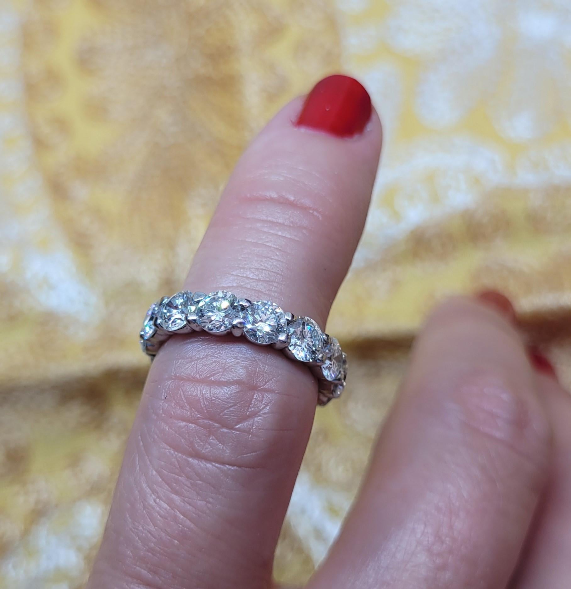 Anillo de Platino Eternidad Diamante Brillante Redondo, 3.50cttw, Sz 4, 5.2gr, 4mm Ancho en Bastante bueno estado para la venta en Rancho Santa Fe, CA