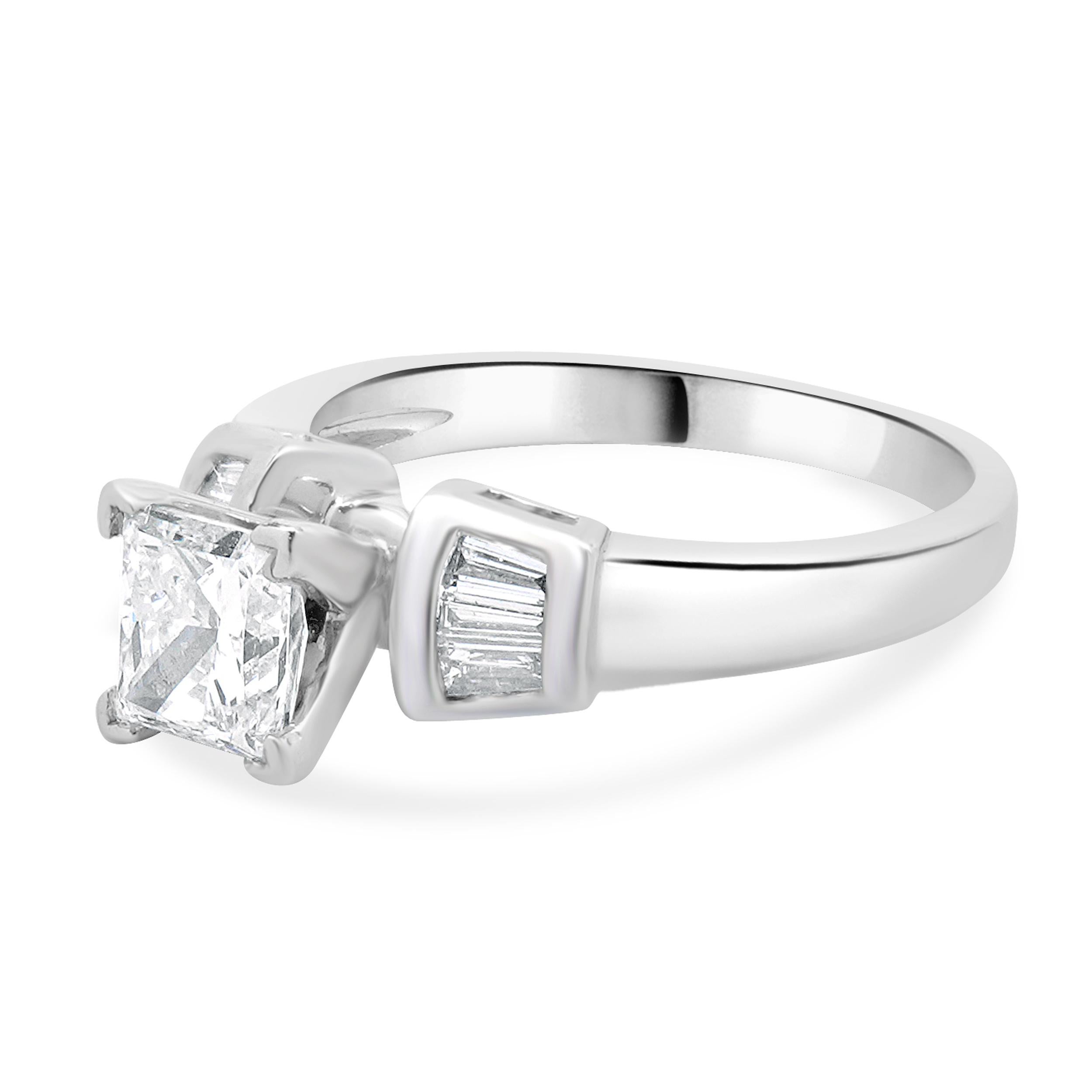 Designer : design personnalisé
Matériau : Platine
Diamant central : 0,90cttw
Couleur : I
Clarté : SI2
Diamants : 6 tailles baguette= 0.36cttw
Couleur : I
Clarté : SI
Dimensions : la partie supérieure de l'anneau mesure 5,5 mm
Taille : 5.5 taille