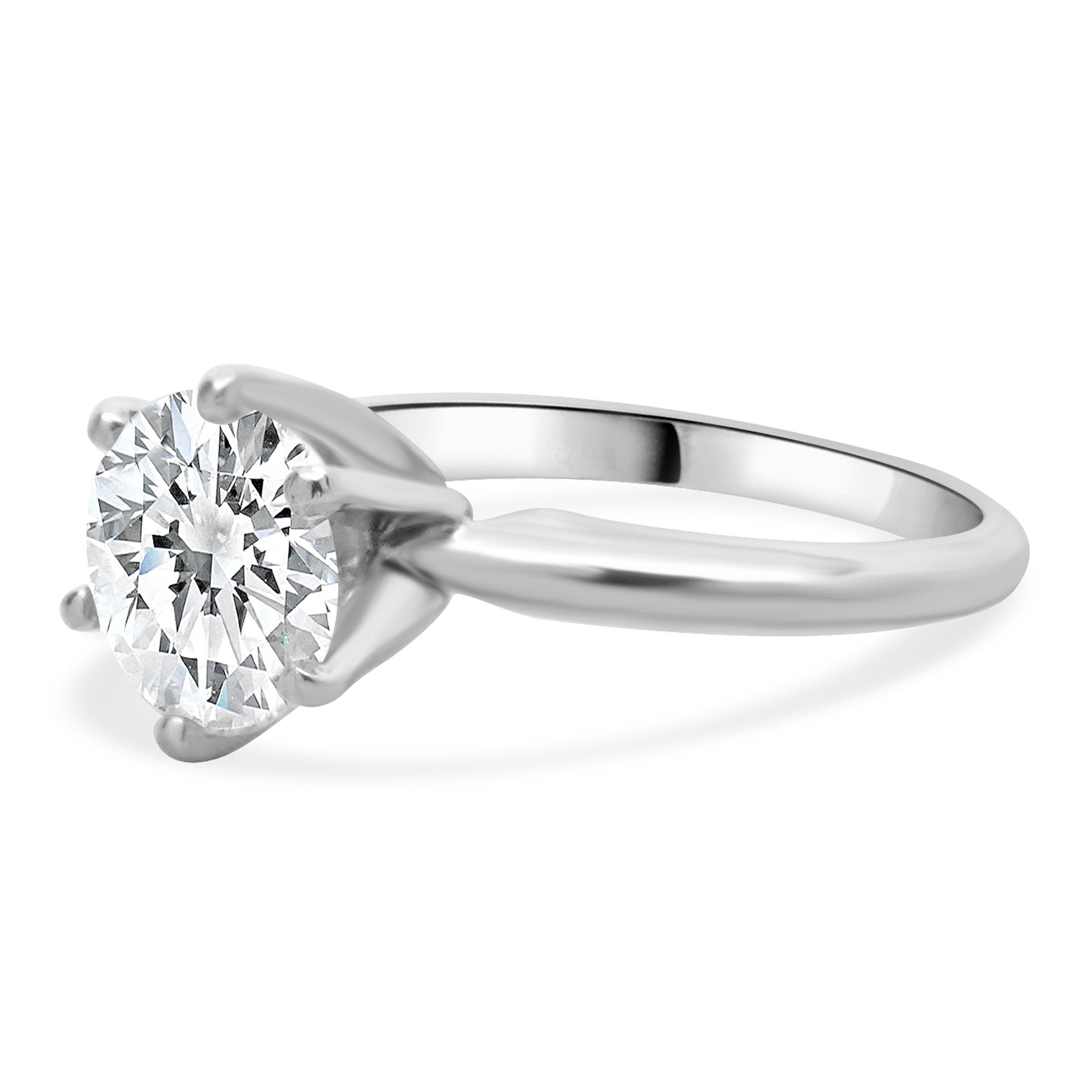 Designer: personalizzato
Materiale: Platino
Diamante: 2,00cttw
Colore: H
Chiarezza: SI2
Misura dell'anello: 5.25 (si prega di prevedere due giorni di spedizione in più per le richieste di misura)
Dimensioni: la parte superiore dell'anello misura 2.6