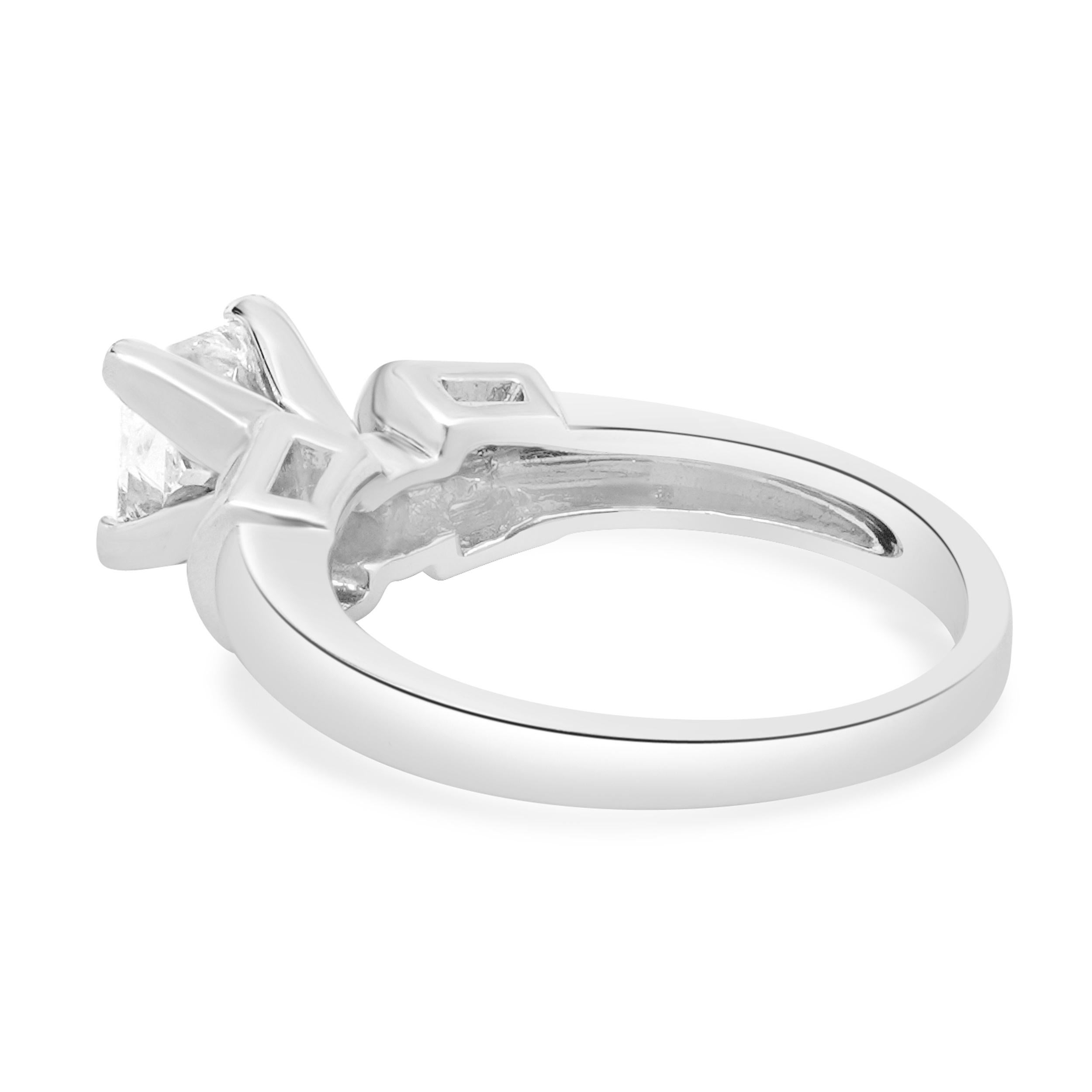 Taille ronde Bague de fiançailles en platine avec diamant rond en vente