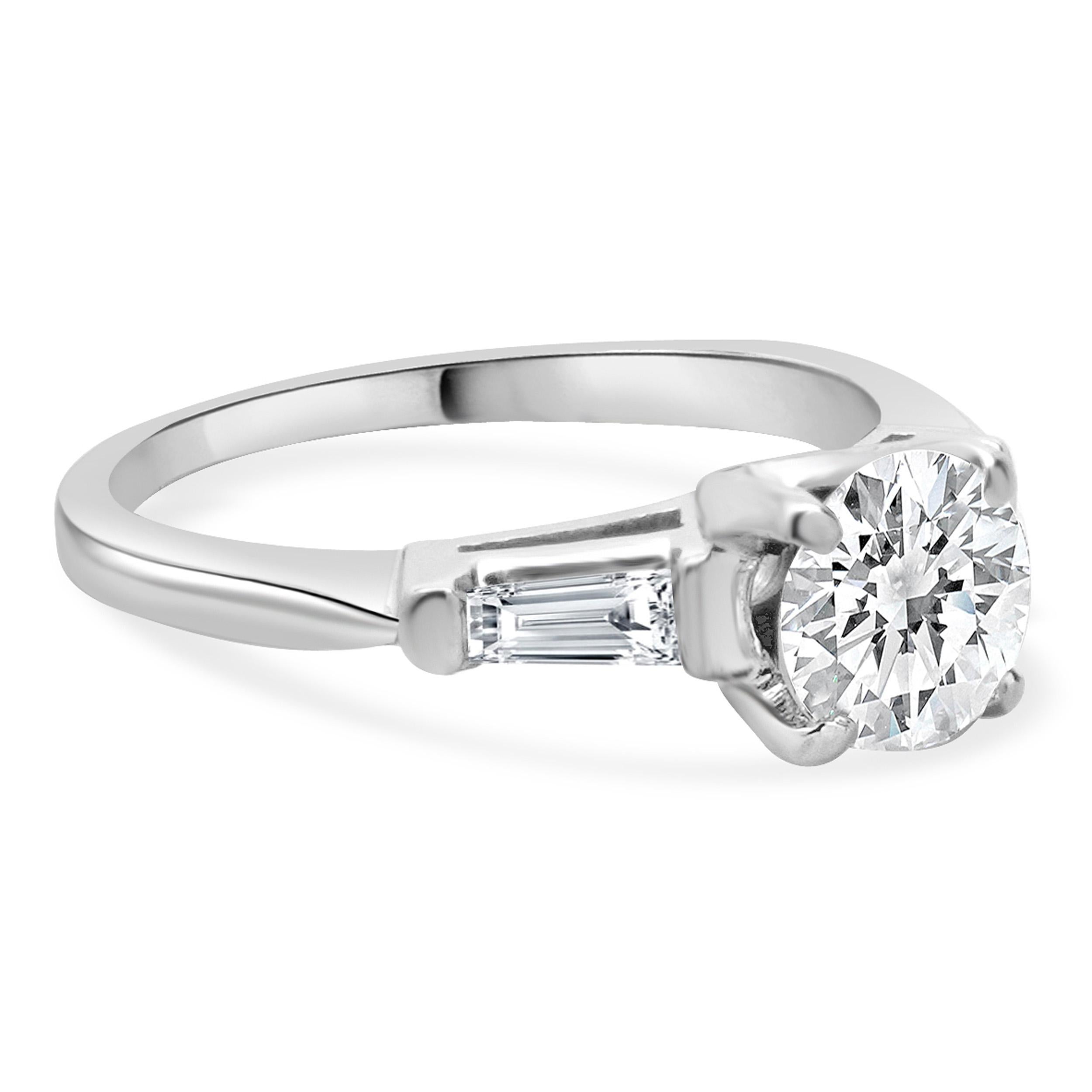 Taille ronde Bague de fiançailles en platine avec diamant rond en vente