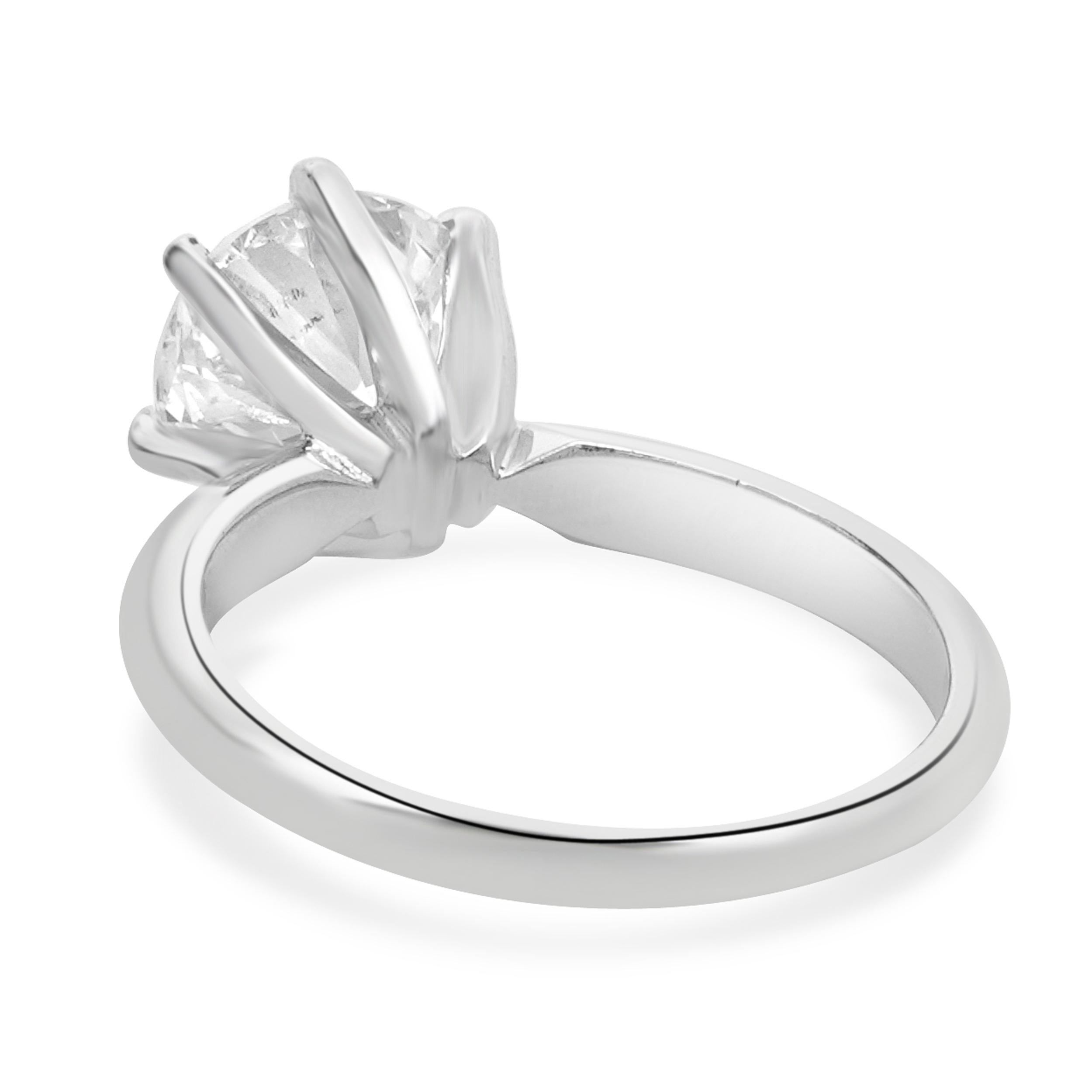 Taglio rotondo Anello di fidanzamento con diamante rotondo in platino in vendita
