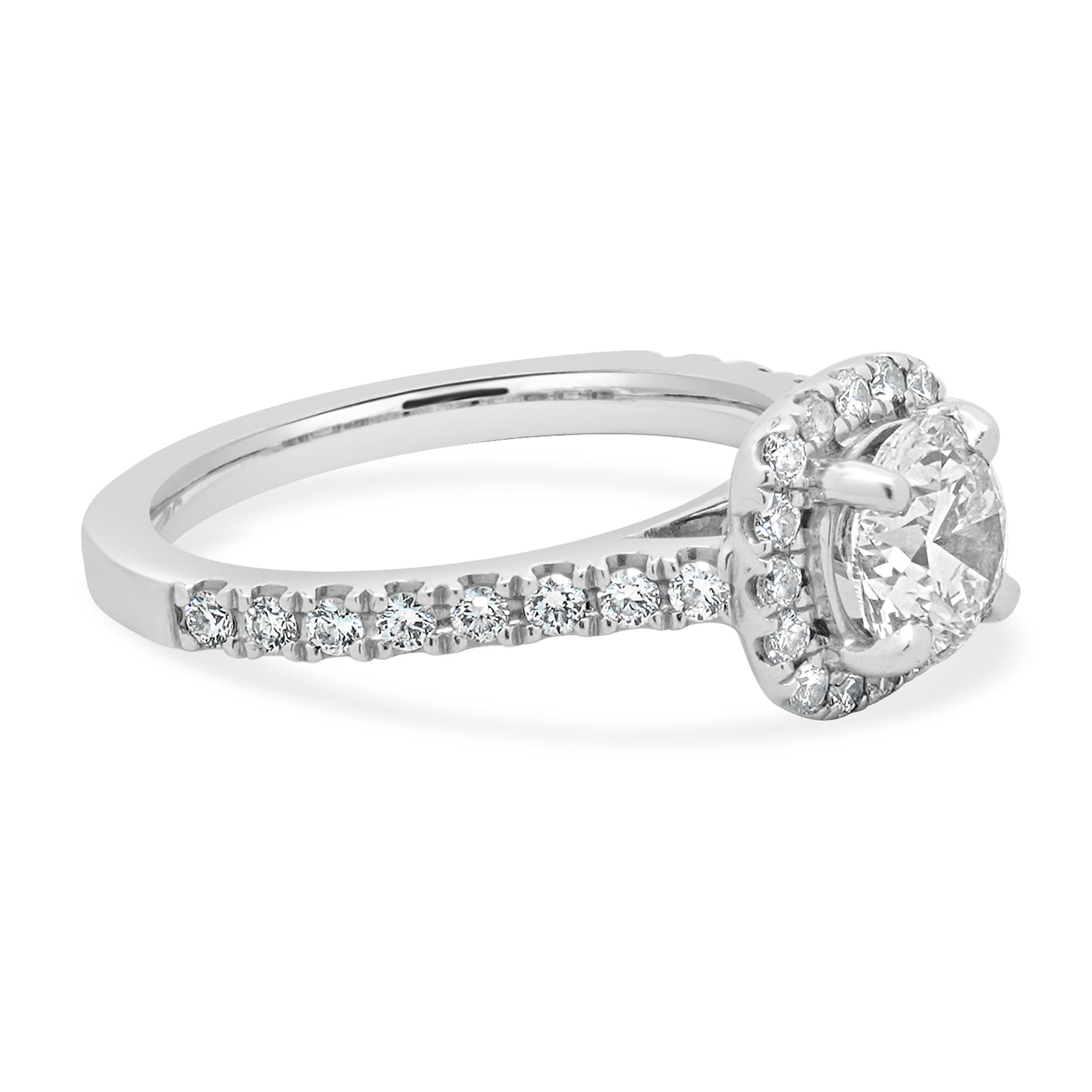 Taglio rotondo Anello di fidanzamento con diamante rotondo in platino in vendita