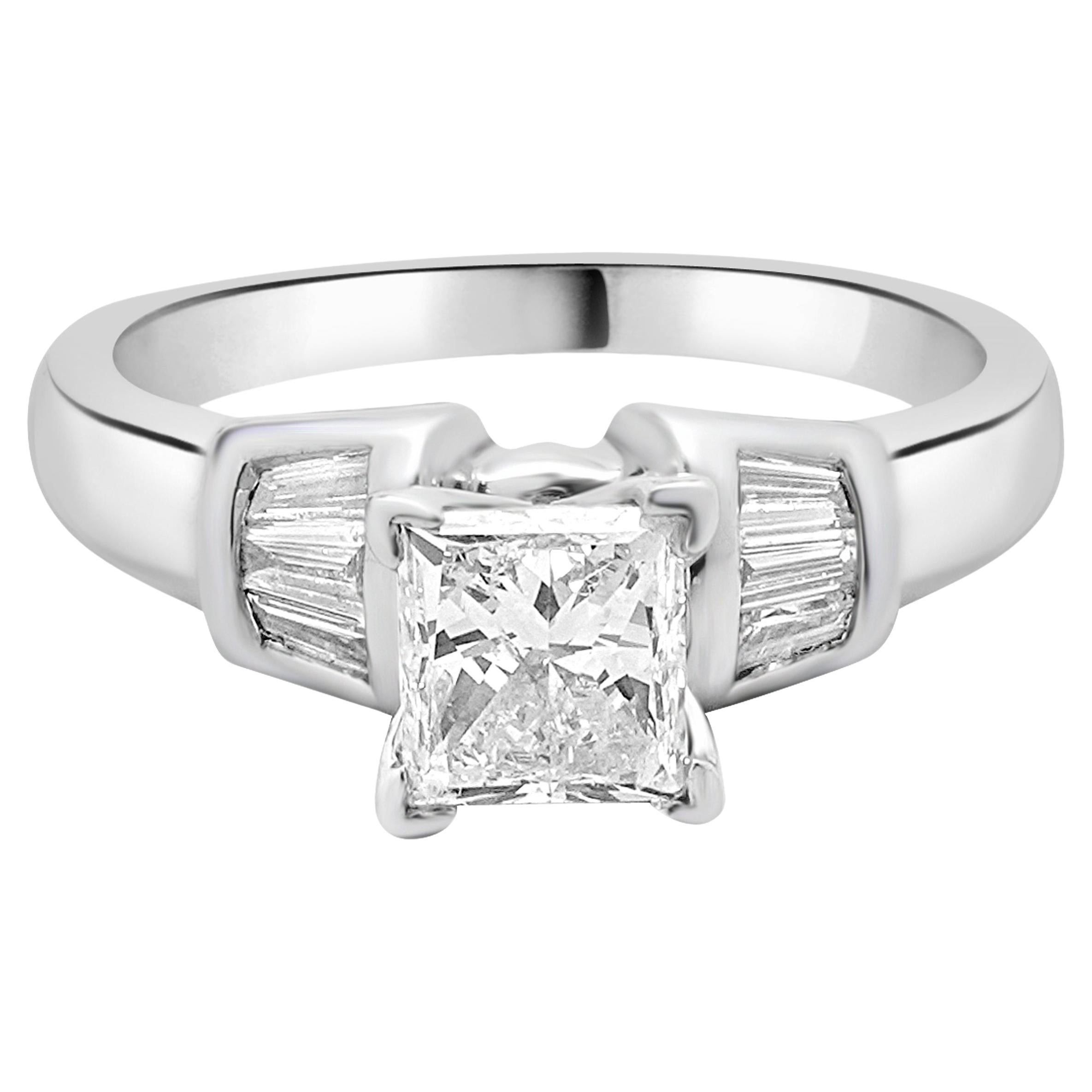 Bague de fiançailles en platine avec diamant rond