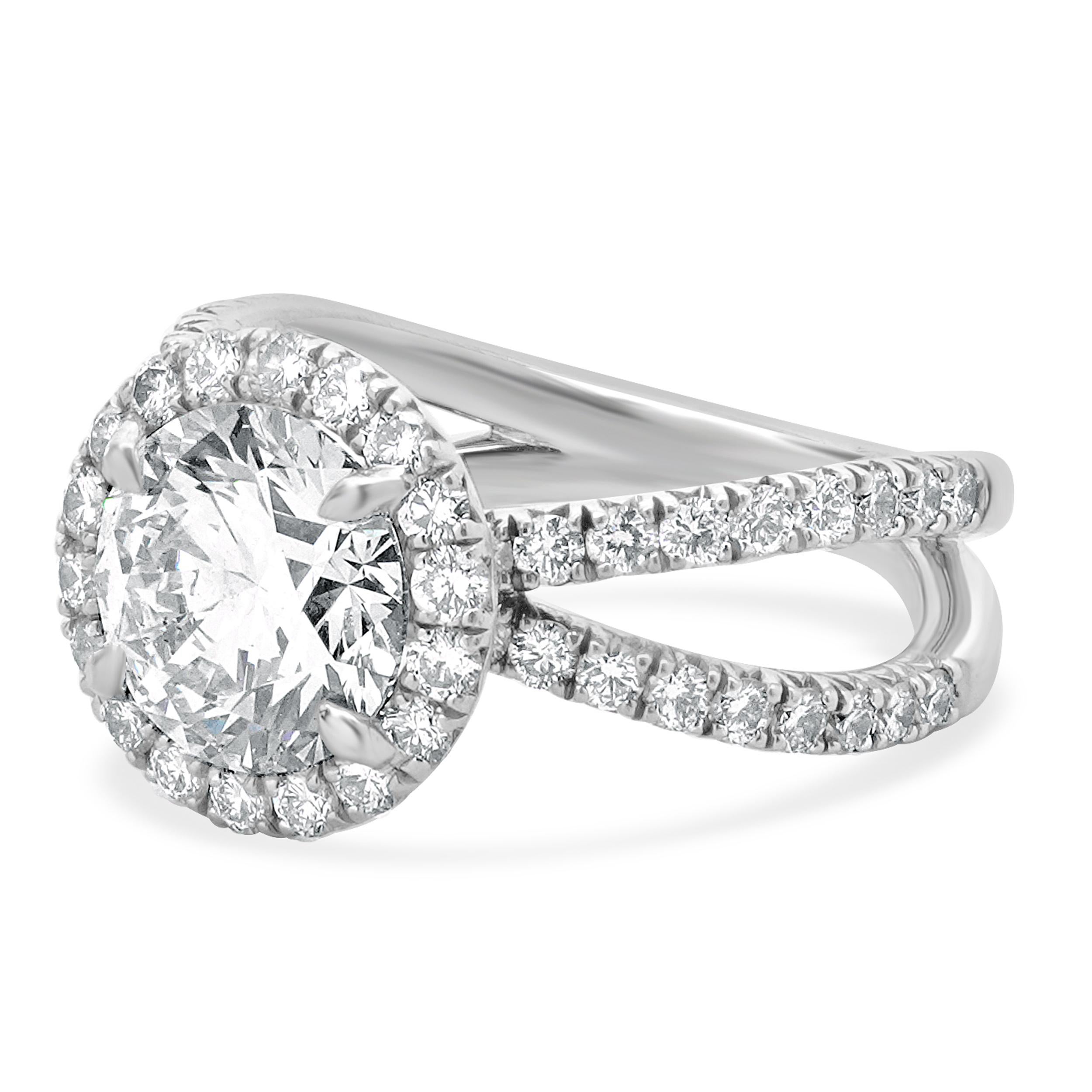 Anello di fidanzamento in platino con diamante rotondo e aureola In condizioni ottime in vendita a Scottsdale, AZ