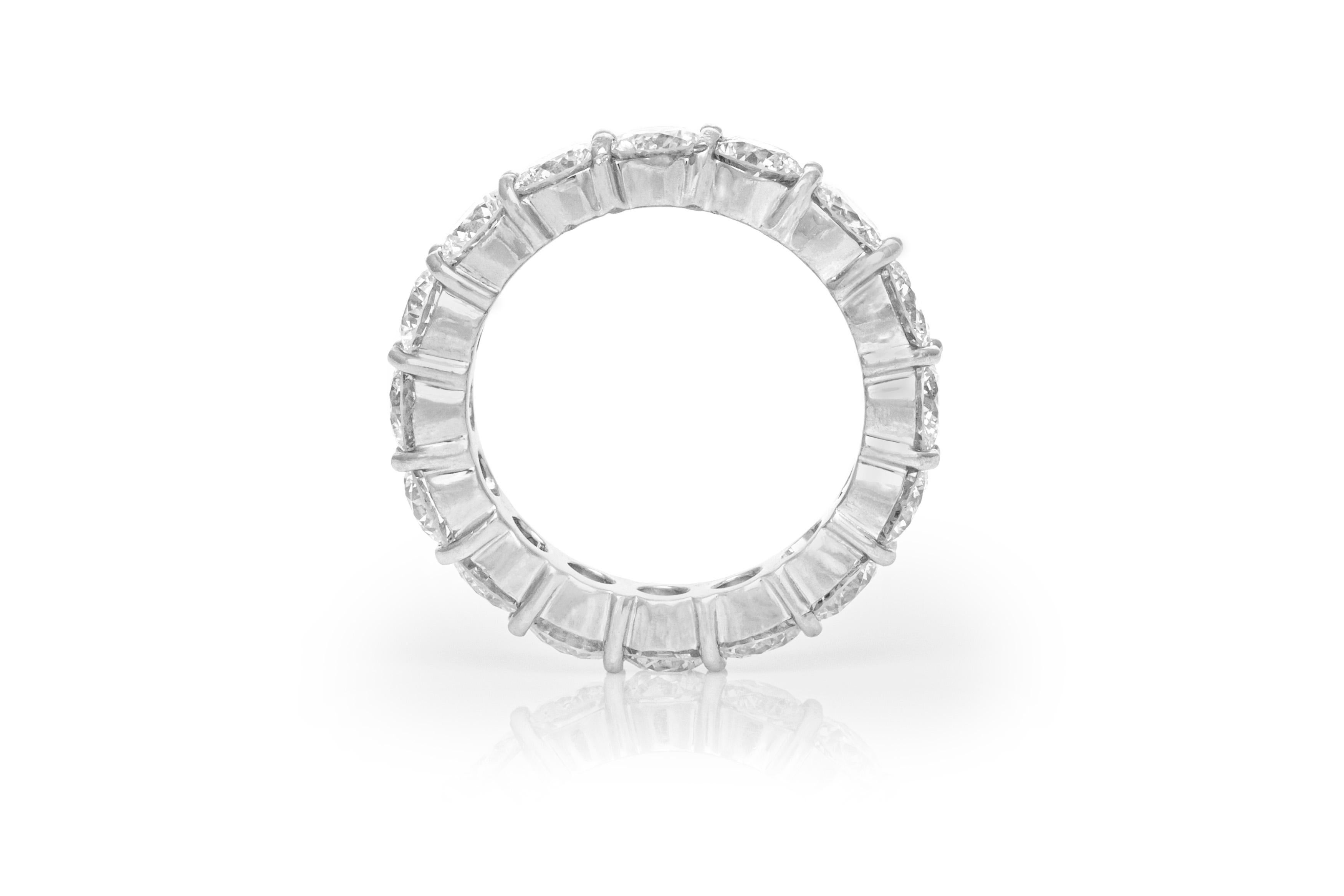 Der Ring ist fein in Platin gefertigt und mit runden Diamanten besetzt, die insgesamt 4,46 Karat wiegen.