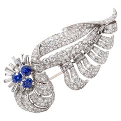 Broche française du milieu du siècle en platine, saphir bleu royal et diamant