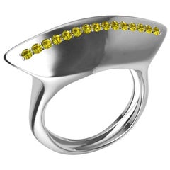 Bague cocktail sculpture en platine, rubis et diamants jaunes vifs de fantaisie