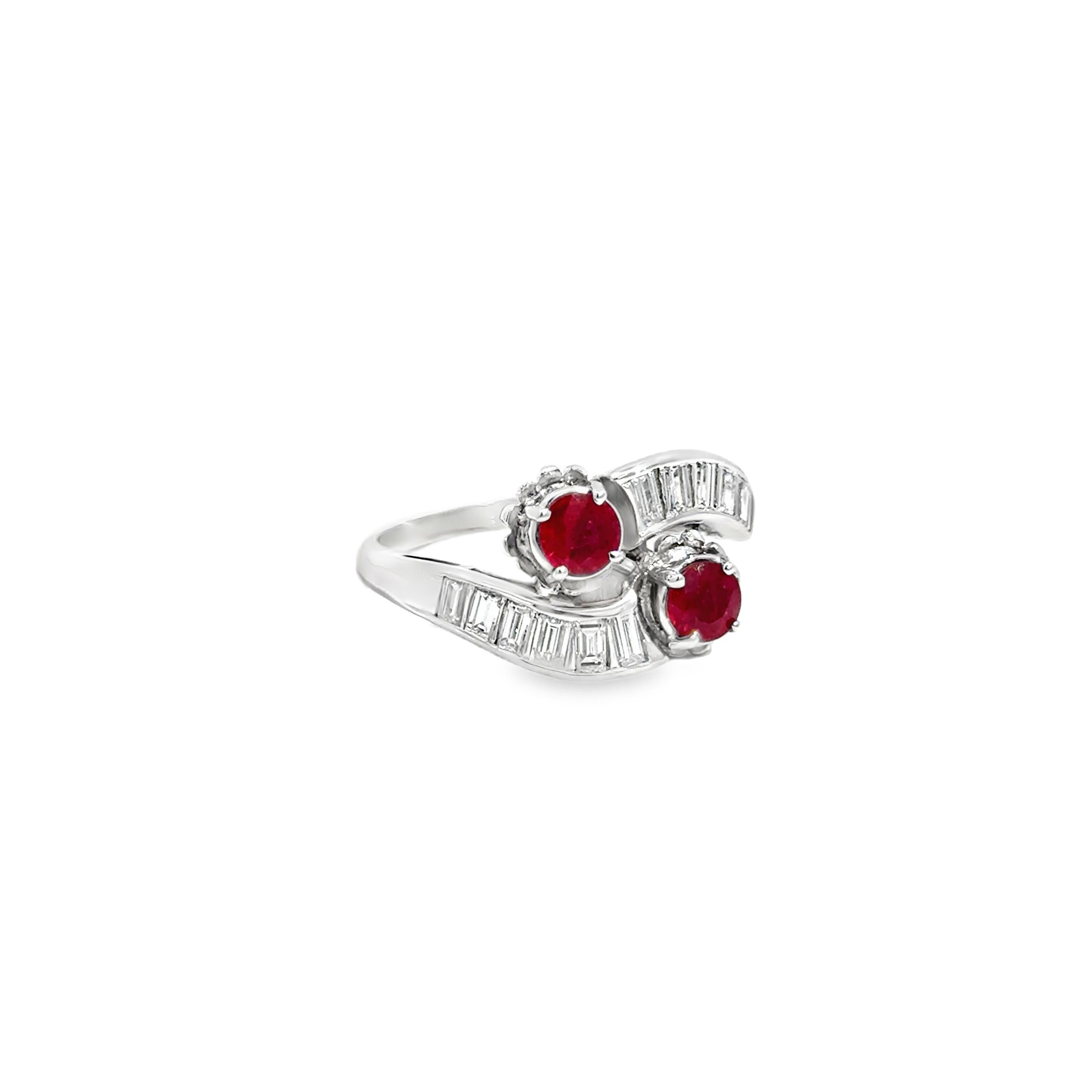 Ein exquisiter Platinring mit zwei leuchtenden Rubin-Mittelsteinen von insgesamt 0,96 Karat, flankiert von funkelnden Baguette-Diamanten von insgesamt 1,68 Karat. Dieses elegante Design bringt das satte Rot der Rubine mit der klaren, geometrischen