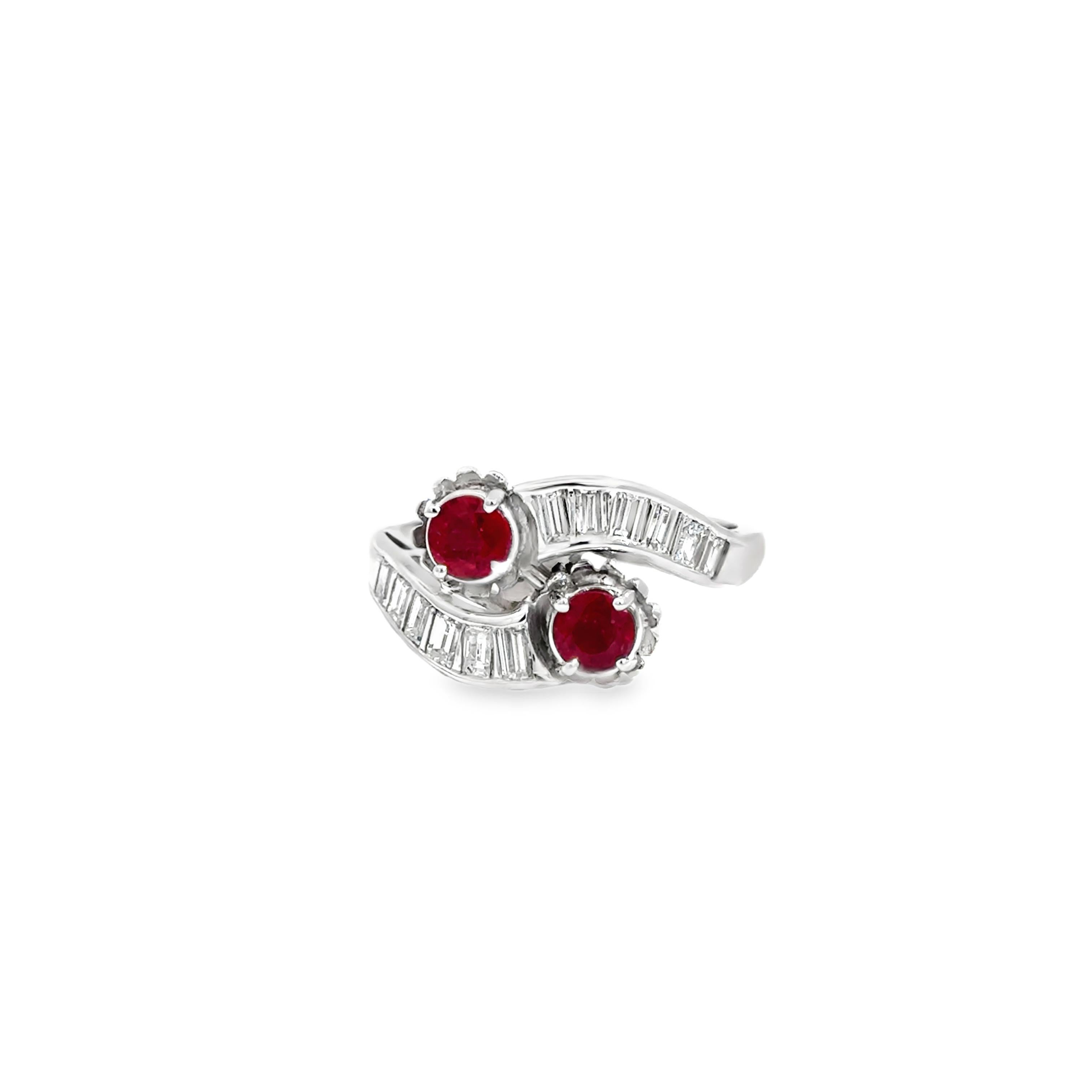 Platinring mit Rubin und Baguette-Diamant (Rundschliff) im Angebot