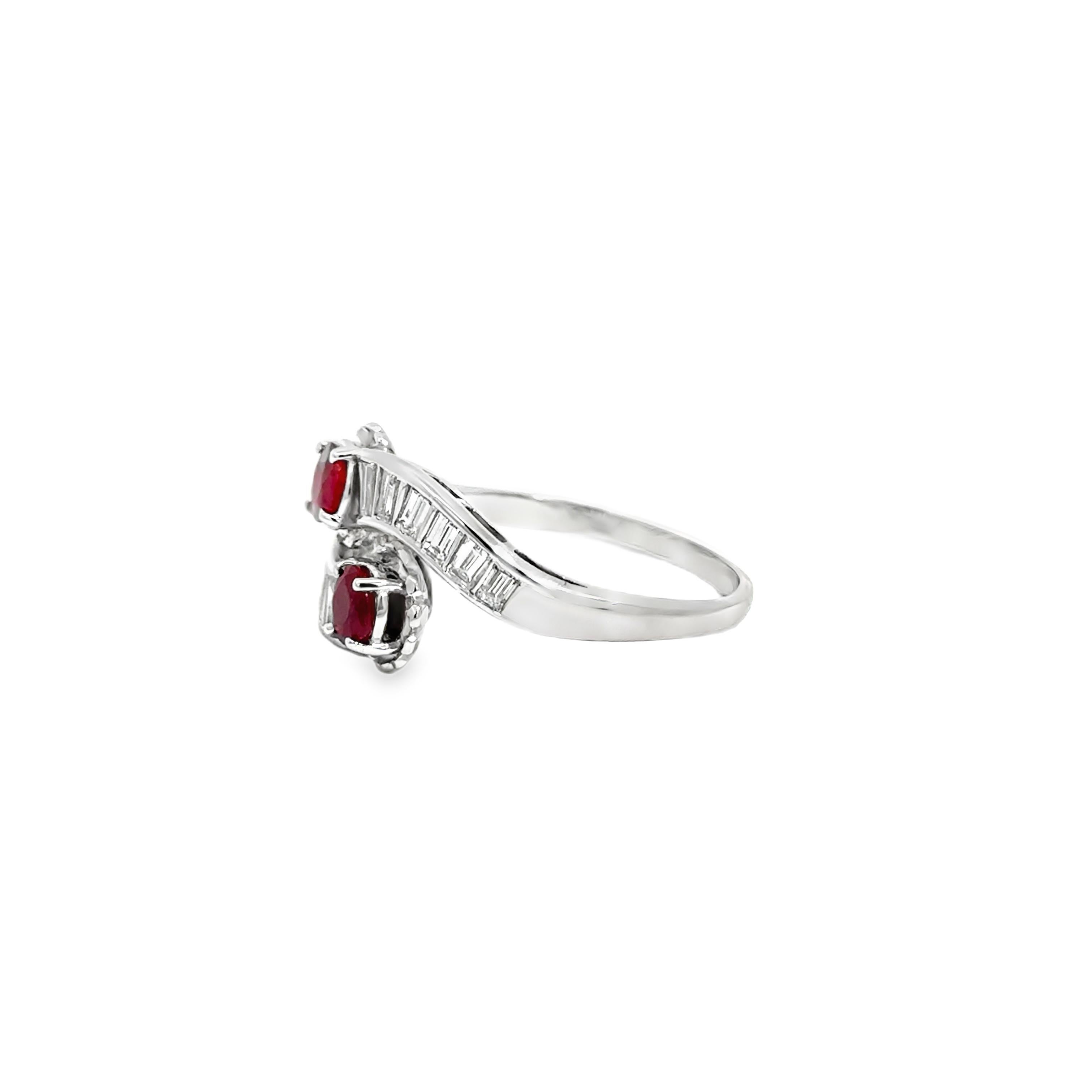 Platinring mit Rubin und Baguette-Diamant im Zustand „Neu“ im Angebot in Los Angeles, CA