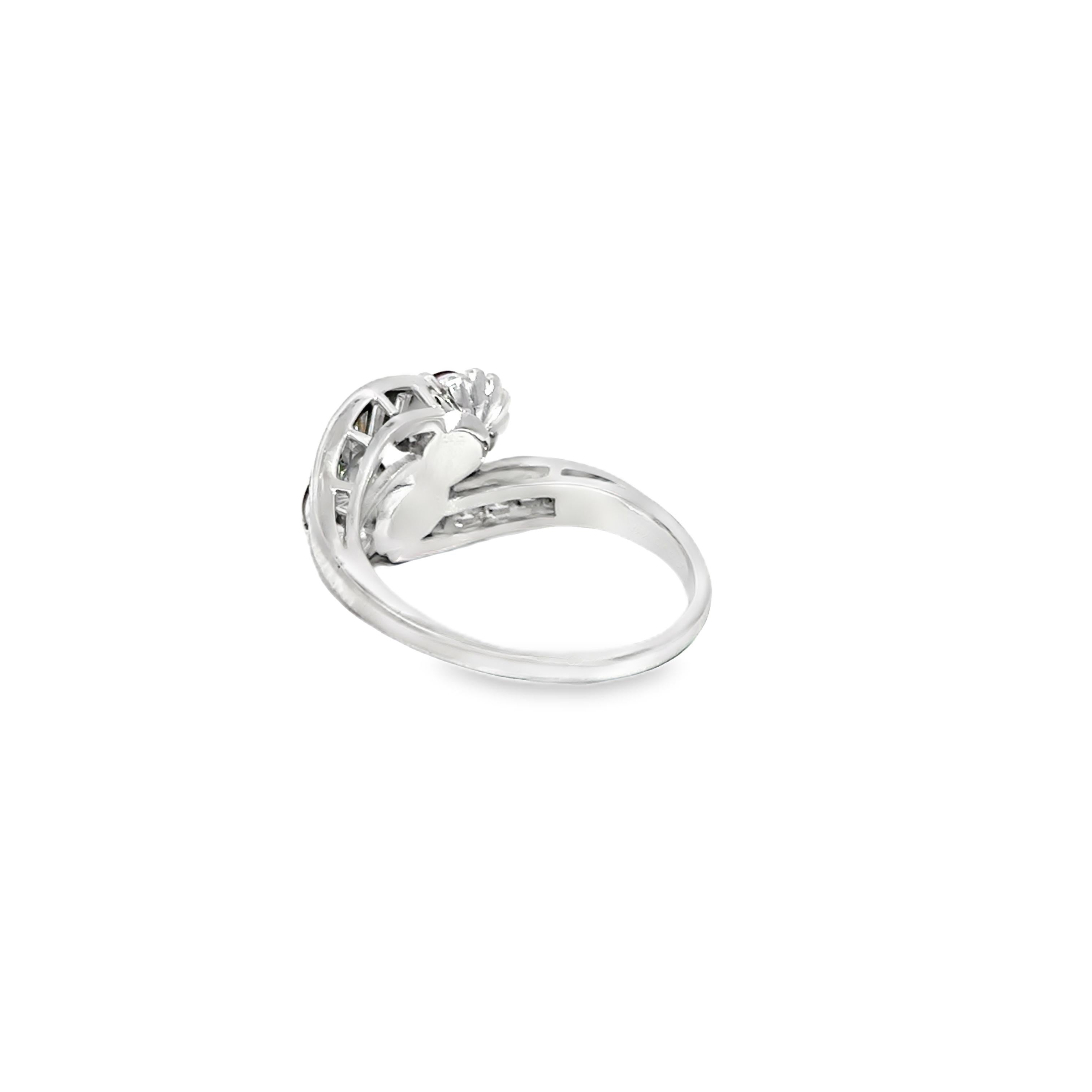Platinring mit Rubin und Baguette-Diamant für Damen oder Herren im Angebot