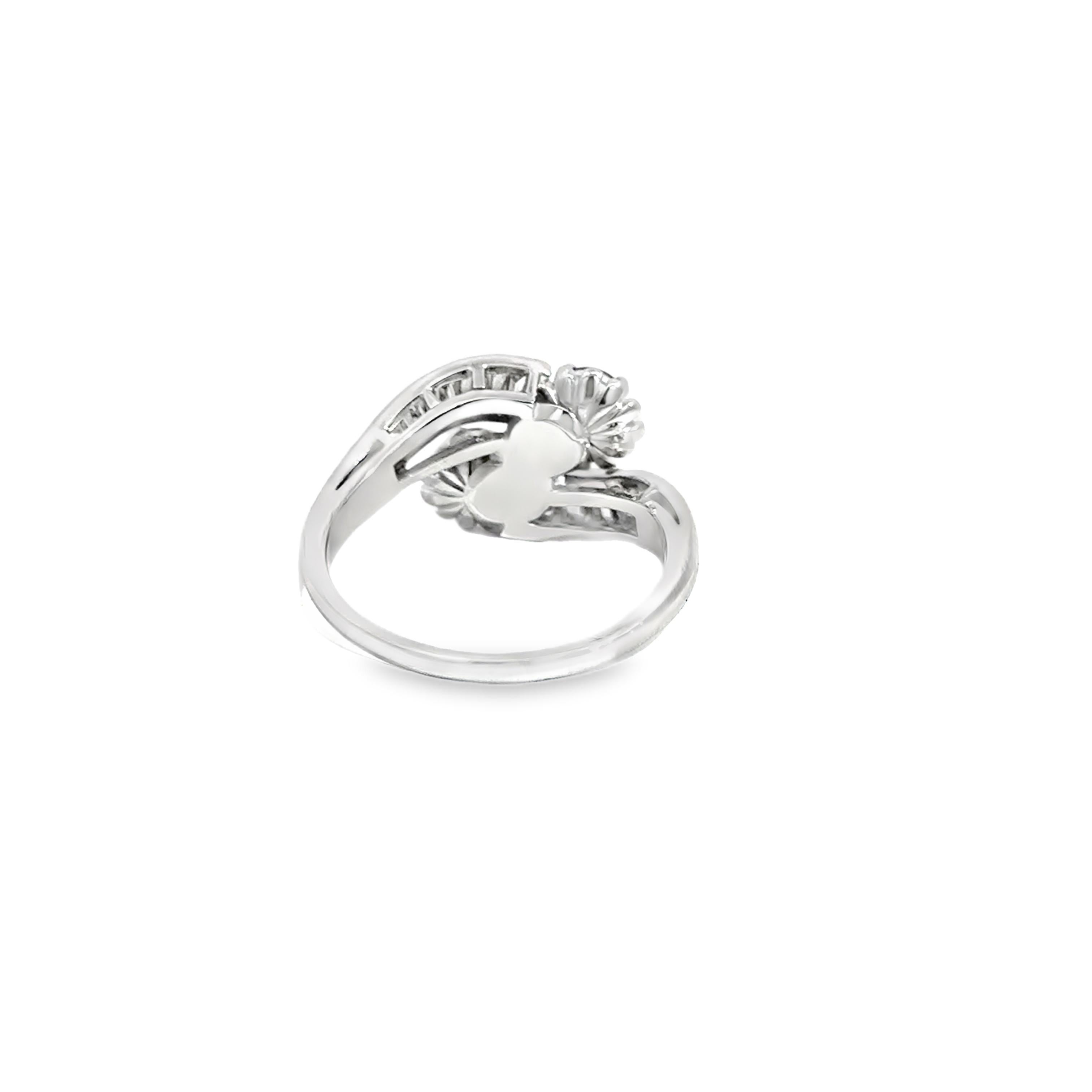 Platinring mit Rubin und Baguette-Diamant im Angebot 1