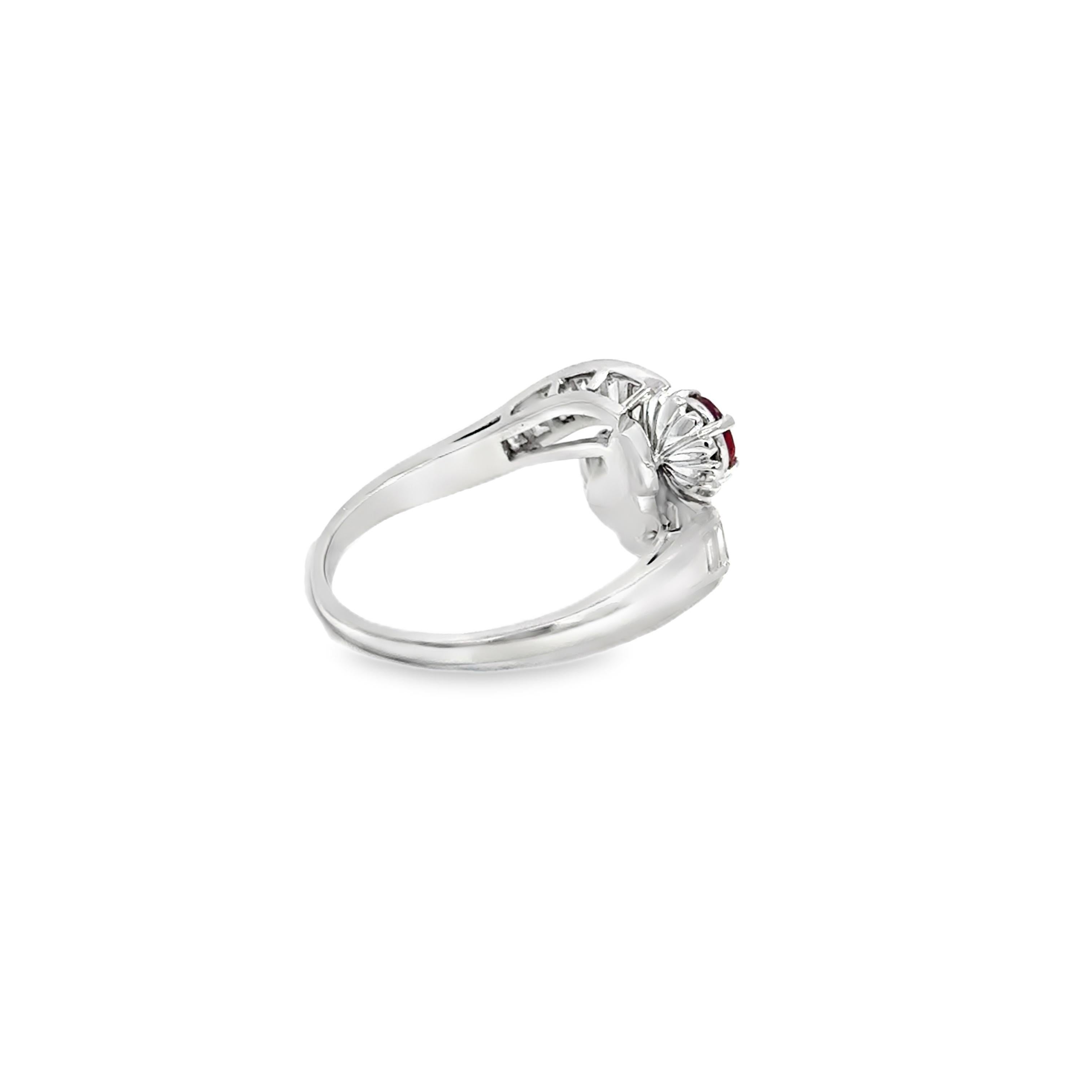 Platinring mit Rubin und Baguette-Diamant im Angebot 2