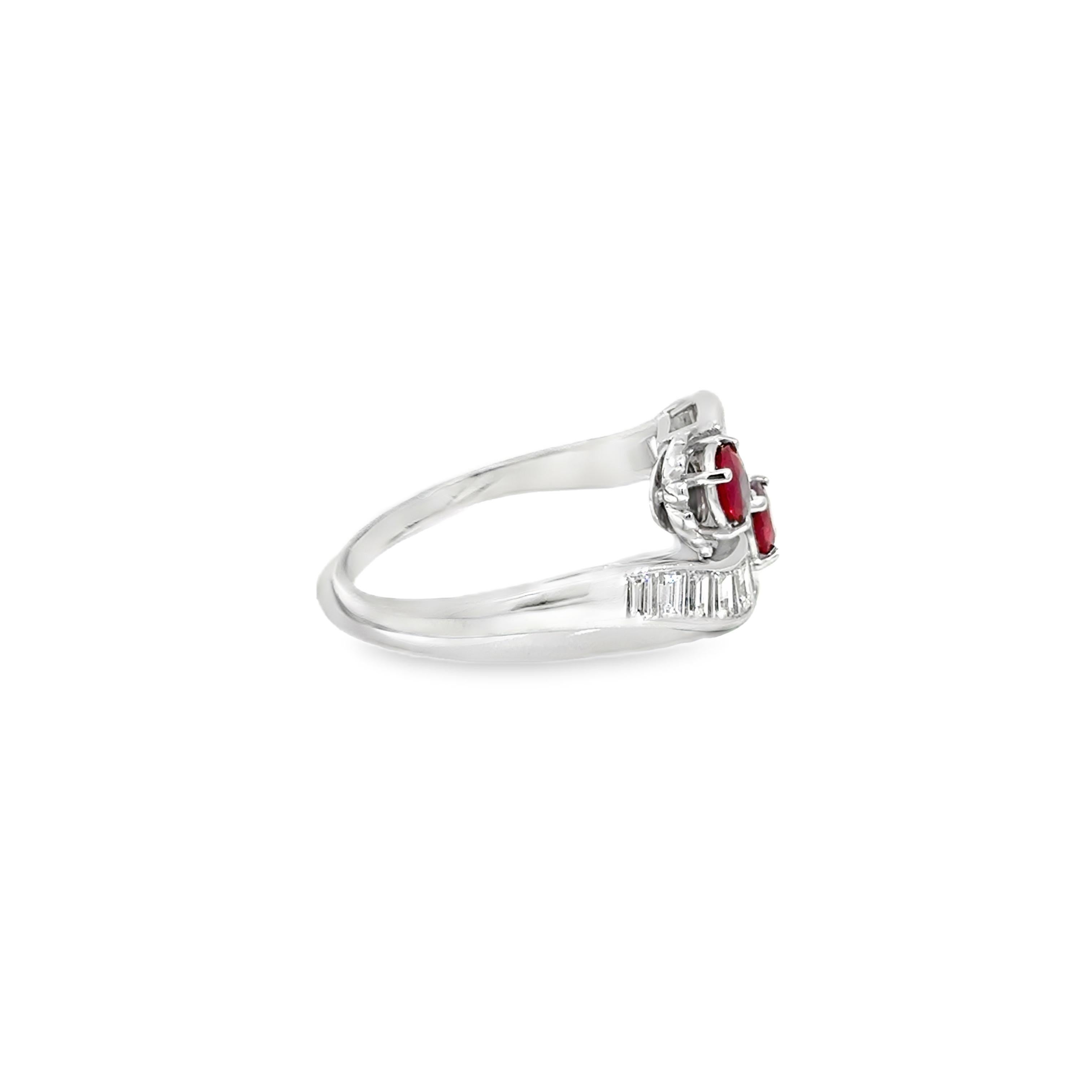 Platinring mit Rubin und Baguette-Diamant im Angebot 3
