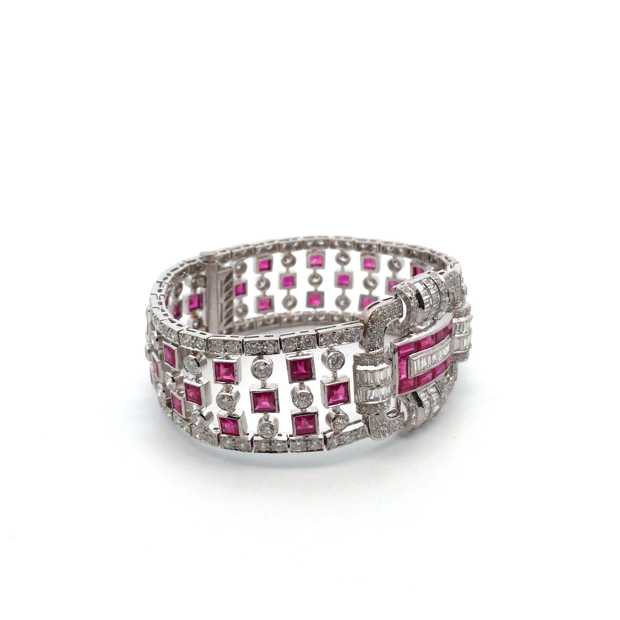 Superbe et rare bracelet en platine avec rubis et diamants.
  
Serti de 14,60 carats de poids total de diamants ronds de taille brillant Bracelet en platine. Art déco. 
Il y a 45 rubis d'un poids total d'environ 11,38 carats.
La longueur est de 7,25