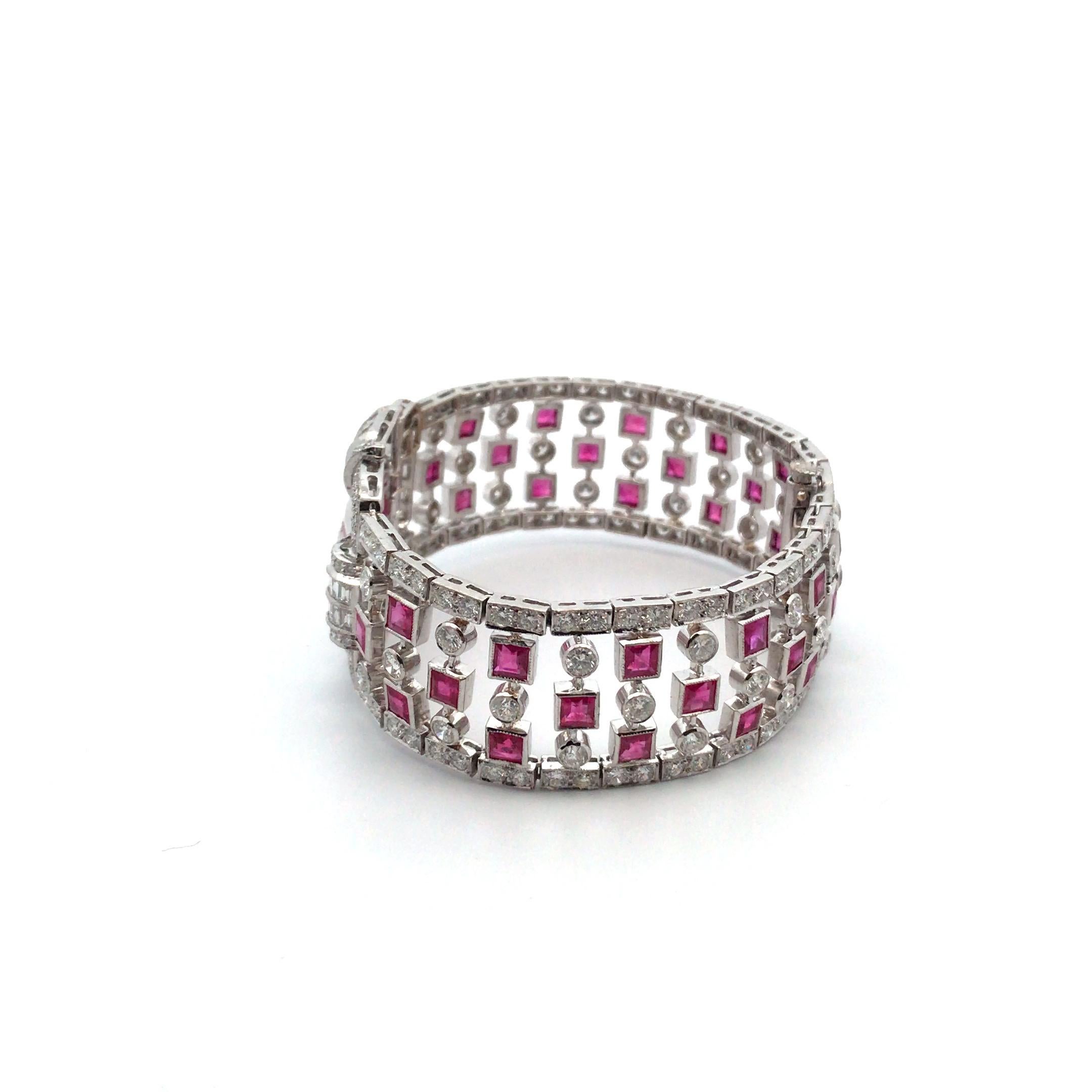 Taille ronde Bracelet en platine avec rubis et diamants Art déco en vente