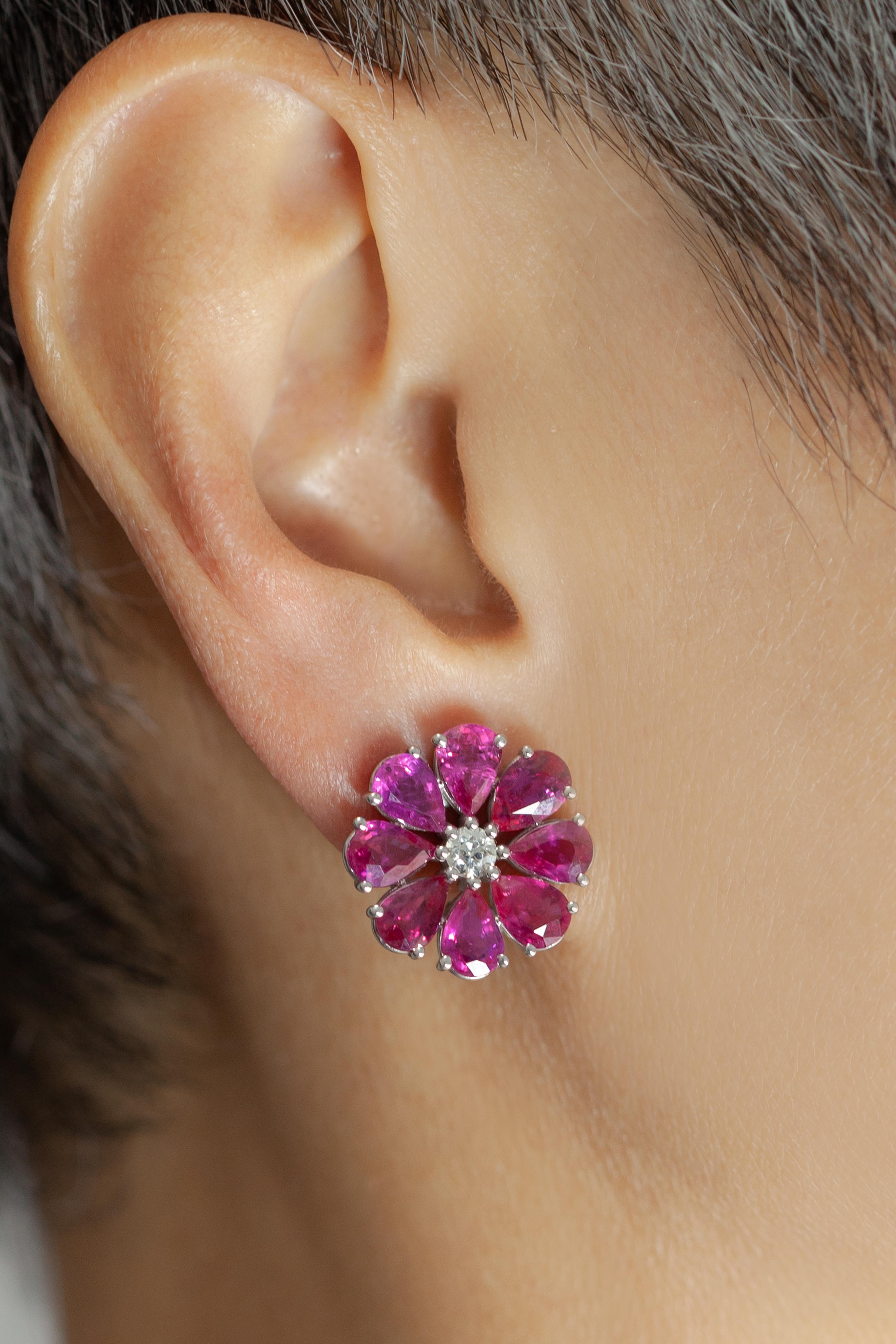 Eleganti e senza tempo, questi orecchini a clip con rubini e diamanti sono realizzati in platino con un vivace design floreale. Questi squisiti orecchini sono incastonati con rubini naturali a forma di pera per un totale di circa 8,00 carati, che