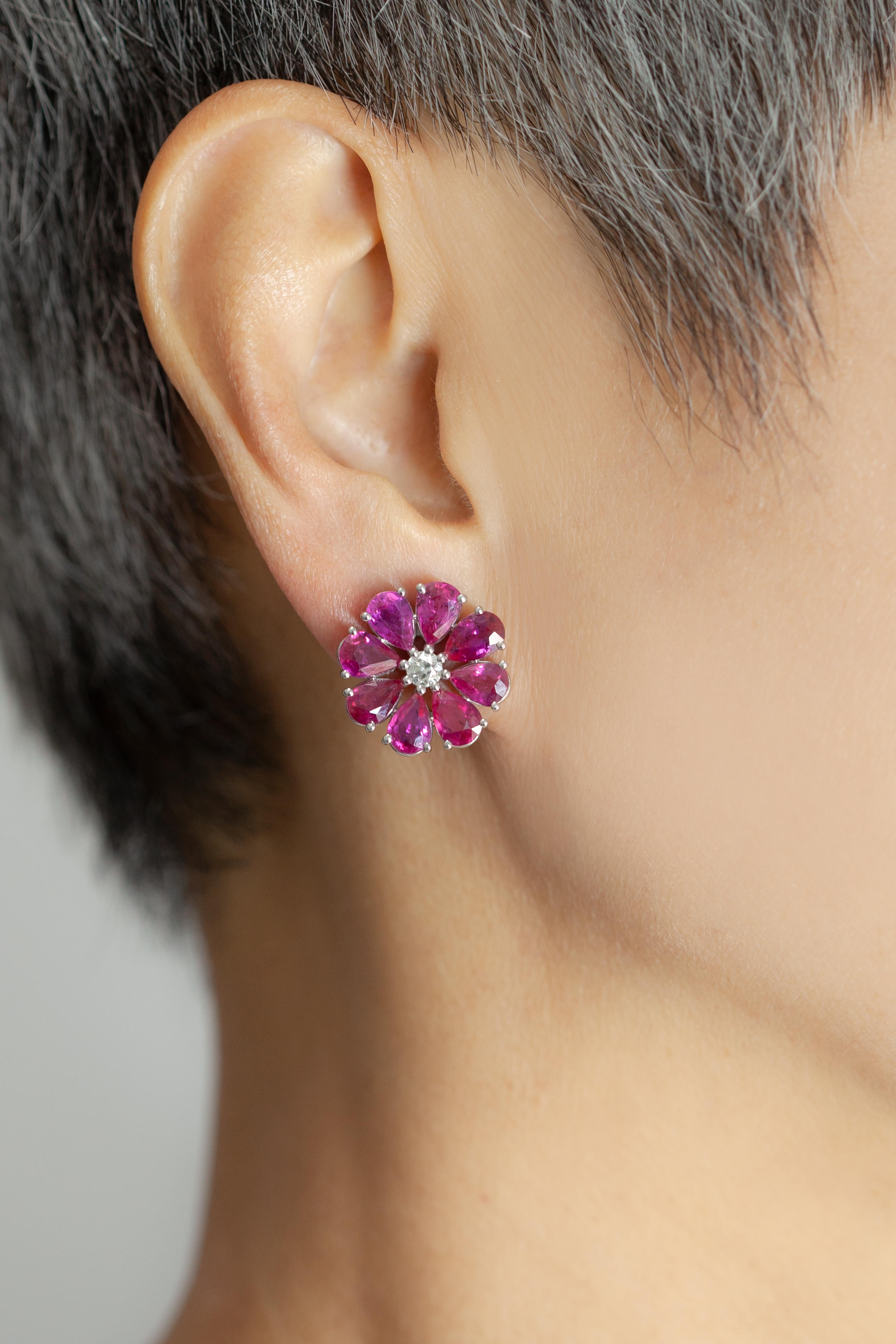 Moderno Orecchini a fiore in platino con rubini e diamanti in vendita