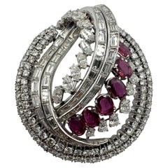Broche en platine, rubis et diamants