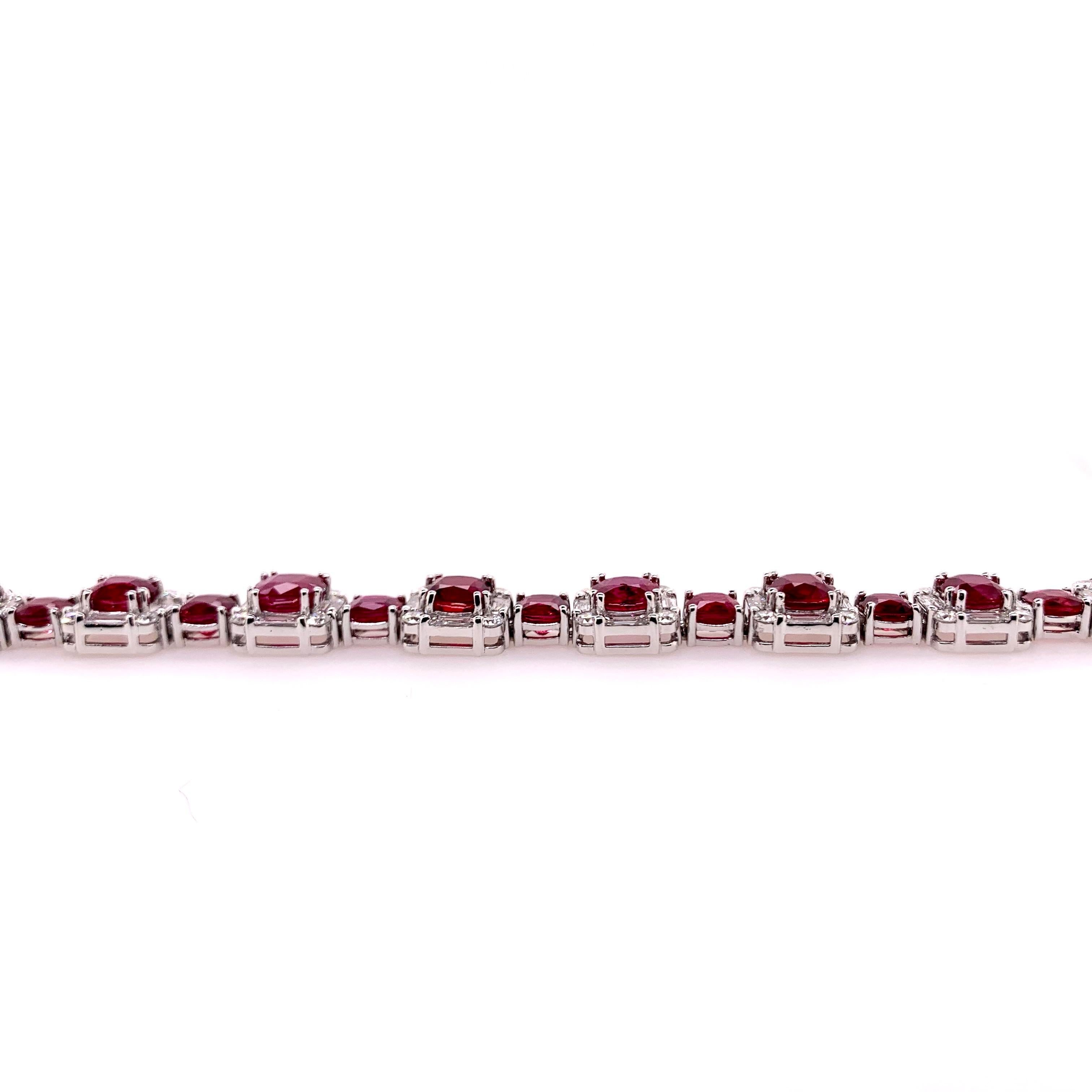 Ce bracelet serti à la main en platine met en valeur les rubis éclatants et présente une bordure de diamants baguette et ronds brillants sur les sections alternées.  Les rubis sont de première qualité, comme en témoigne la couleur rouge sang