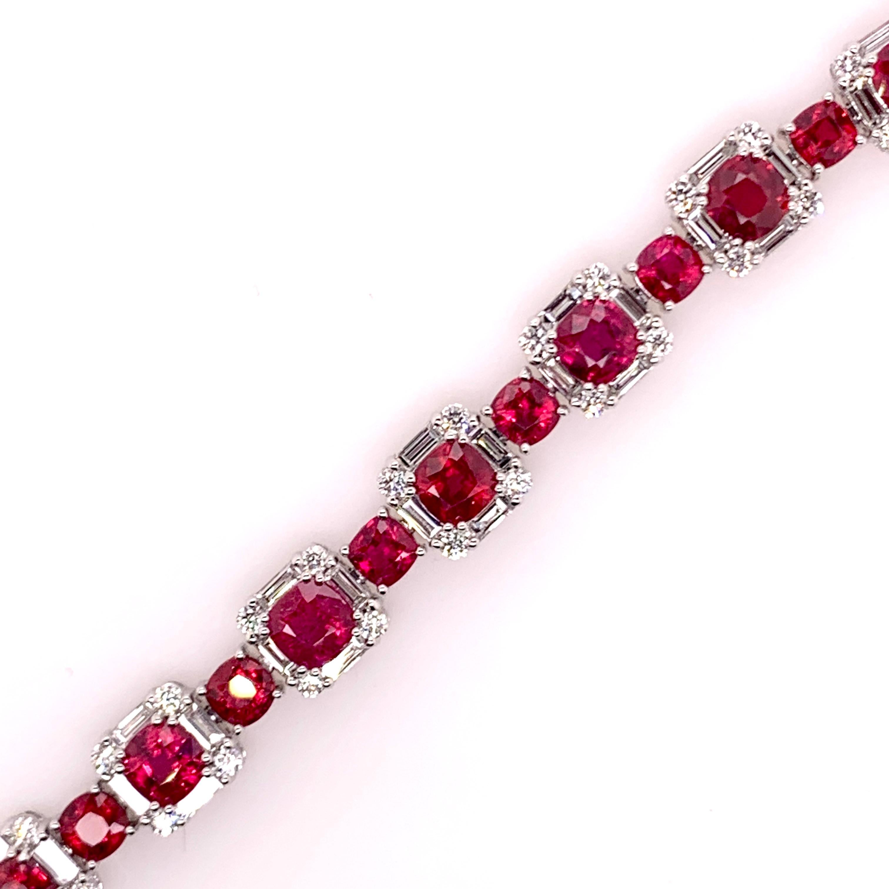 Contemporain Bracelet tennis en platine, rubis et diamants en vente