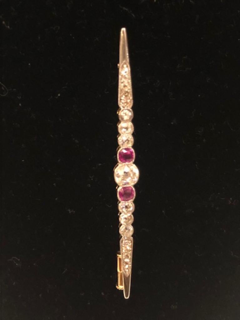 Platin-Rubin-Diamant-Brosche im Zustand „Gut“ im Angebot in Los Angeles, CA