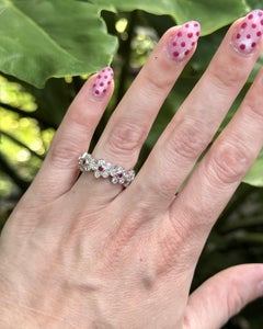 Alianza «Eternity» de platino con rubíes y diamantes en forma de flor, talla 6,5