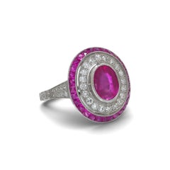 Anello in platino con rubino e diamanti a grappolo ovale