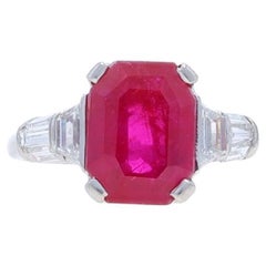 Bague en platine, rubis et diamants taille émeraude 900, 4,39 carats (certifié AGL)