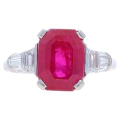 Bague en platine, rubis et diamants taille émeraude 900, 4,39 carats (certifié AGL)
