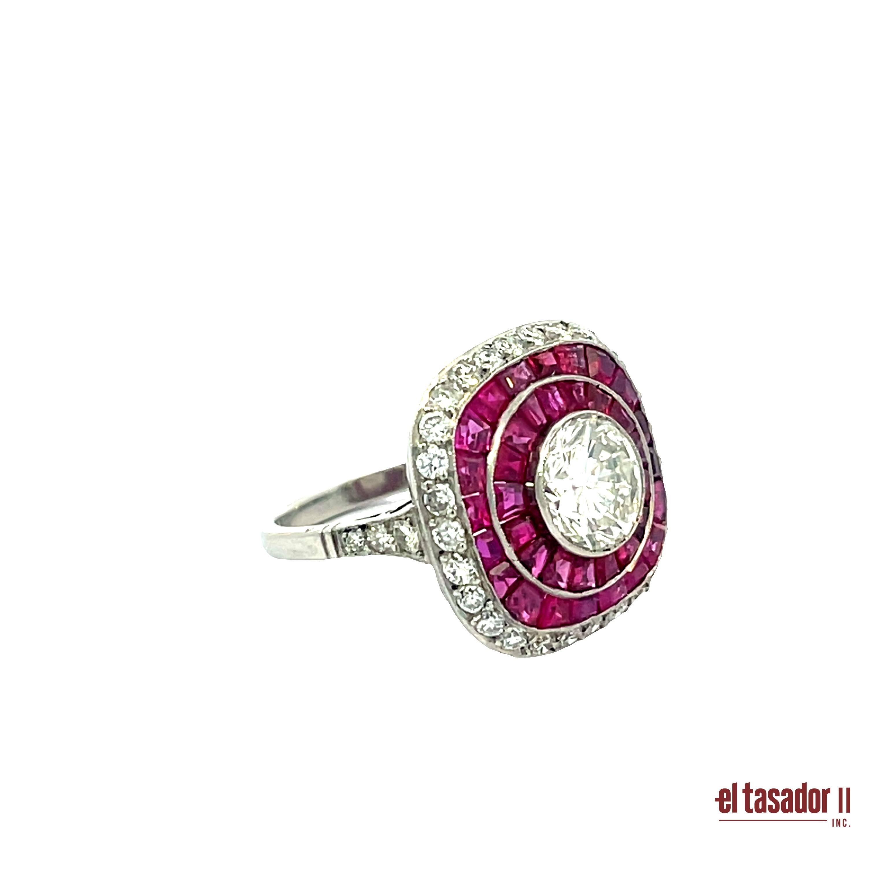 Dieser außergewöhnliche Platinring besticht durch sein lebendiges und luxuriöses Design, in dessen Mittelpunkt ein Diamant im Brillantschliff mit einem Gewicht von 1,95 Karat steht. Der Mittelstein ist von konzentrischen Halos aus Rubinen im