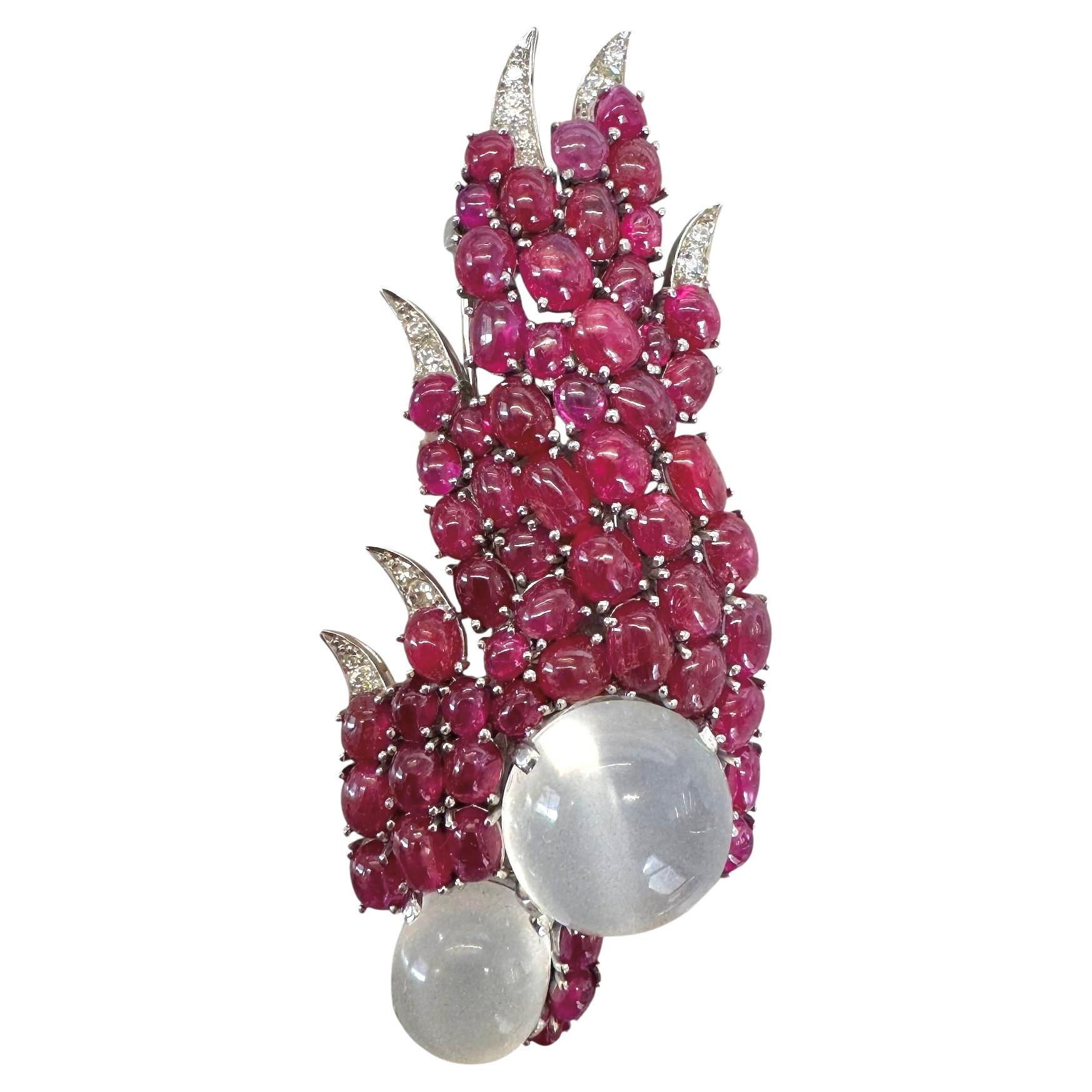 Broche de platino con rubí, piedra lunar y diamantes