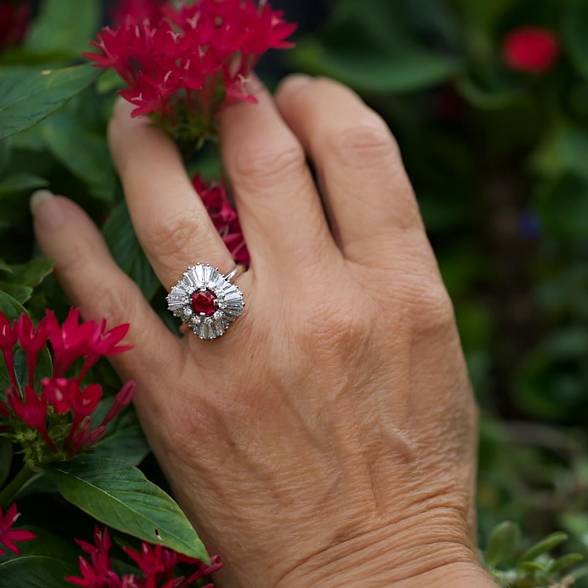 Aggiungi un tocco di eleganza e raffinatezza alla tua collezione di gioielli con il nostro anello con rubino in platino. Questo squisito anello è caratterizzato da un rubino naturale che aggiunge un tocco unico e lussuoso a qualsiasi abbigliamento.