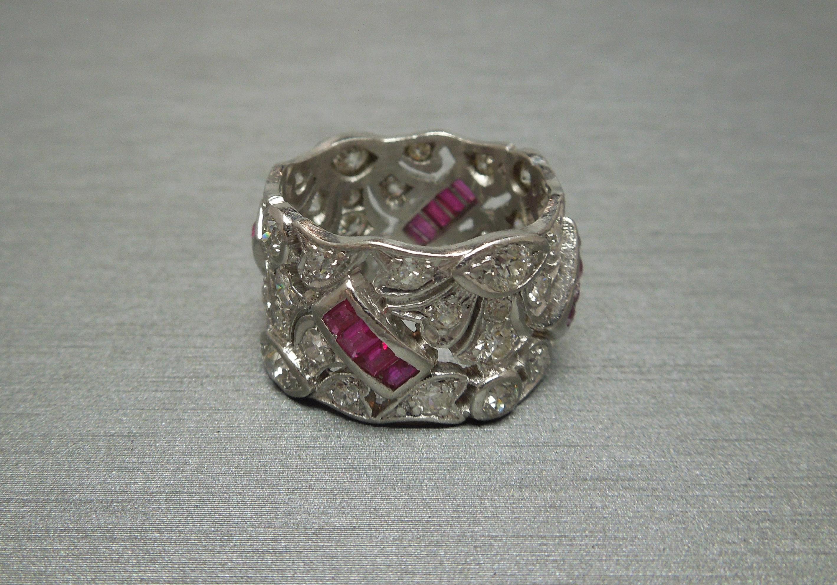 Taille baguette Bracelet éternel en platine avec diadème en rubis en vente