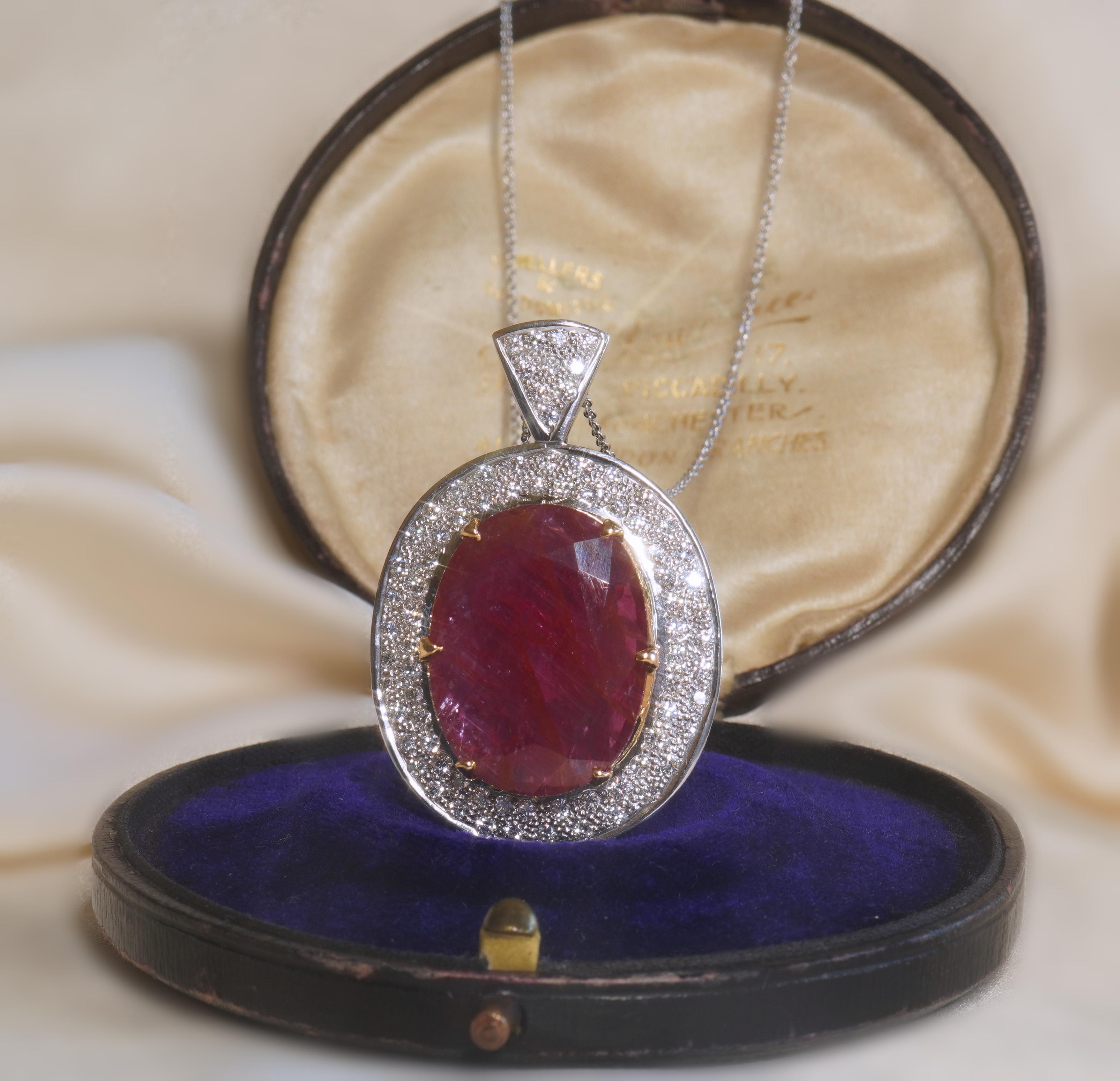 Old South Jewell è orgogliosa di presentare... Lusso d'epoca.   GIGANTE GIA 27,57 CARATI SENZA CALORE RUBINO DIAMANTE PLATINO & 18K VINTAGE PENDENTE & CATENA & SCATOLA!  Raro rubino rosso ricco non trattato da 25,53 carati!  Il prezioso rubino
