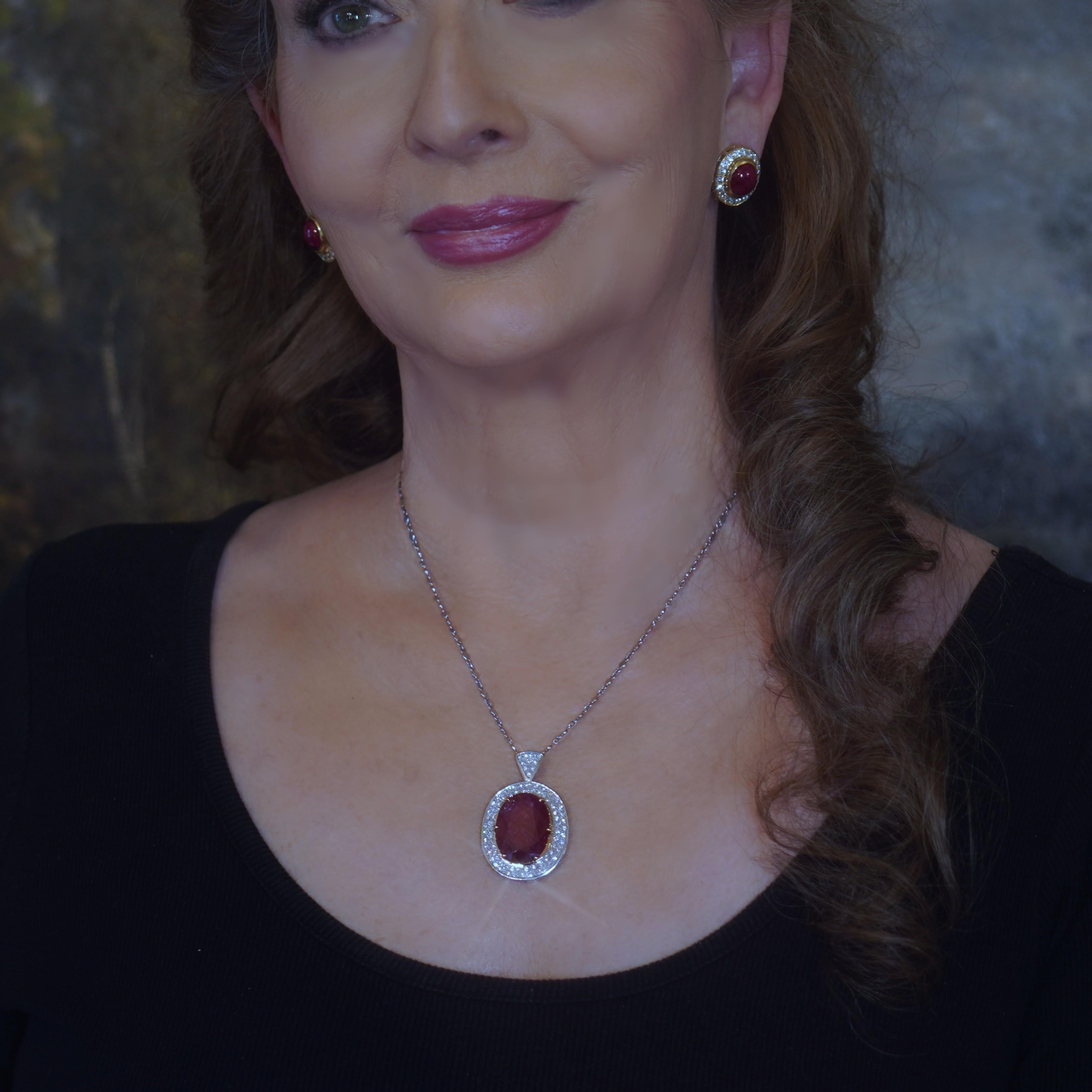 Donna Collana di platino con diamanti non riscaldati GIA 18K Ciondolo Nature enormi 27,57 carati! in vendita