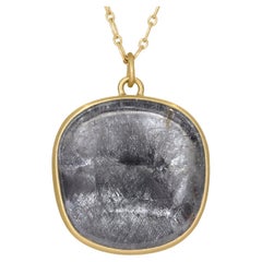 Lola Brooks, collier pendentif en or jaune et platine avec quartz rutile, 2024