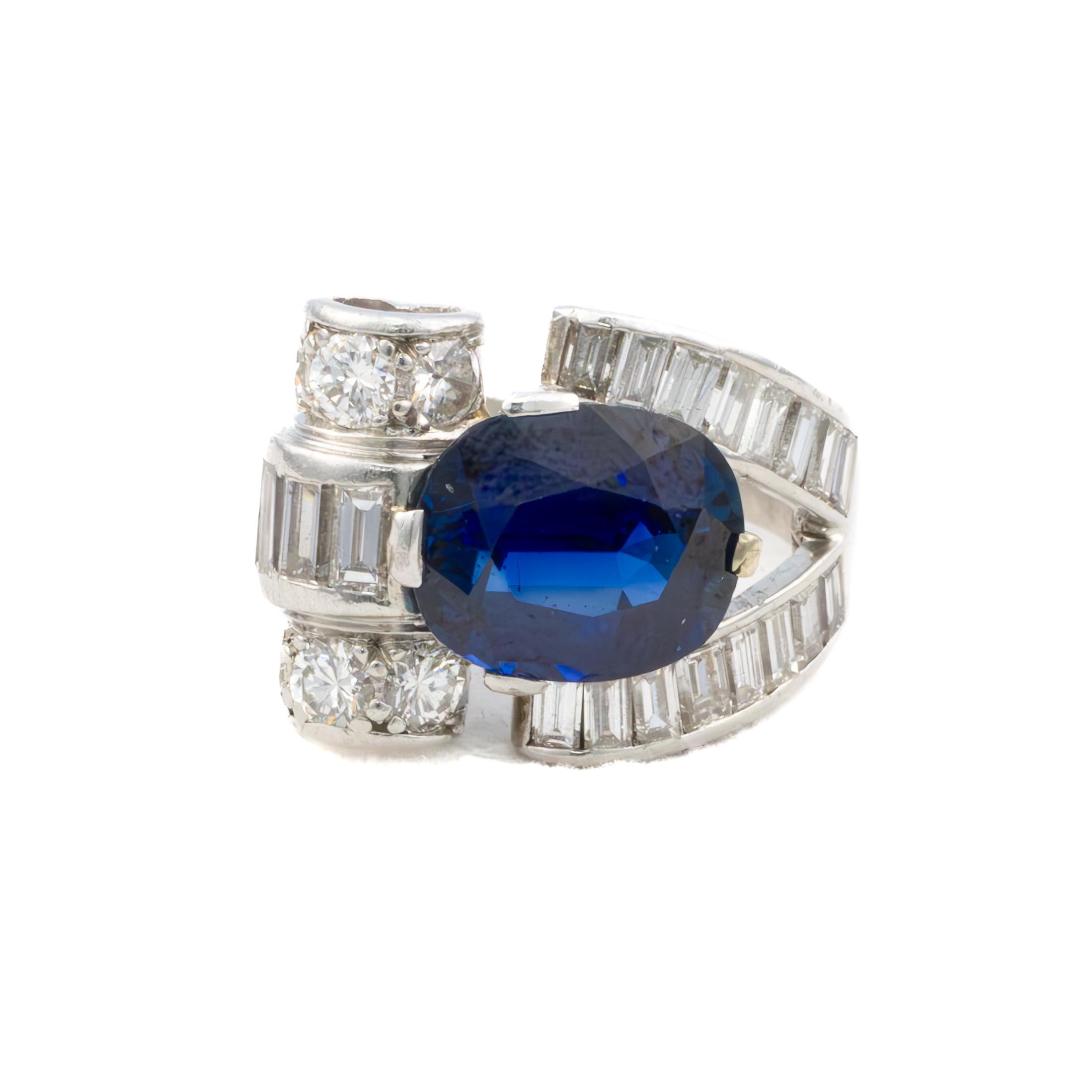 Baguette-Ring mit Saphir und Diamant aus Platin

Beschreibung:
Dieser elegante Ring mit ovalem Saphir und Baguette-Diamanten besticht durch einen atemberaubenden 4,68-karätigen Kissensaphir im Mischschliff als Herzstück. Der tiefblaue Saphir wird