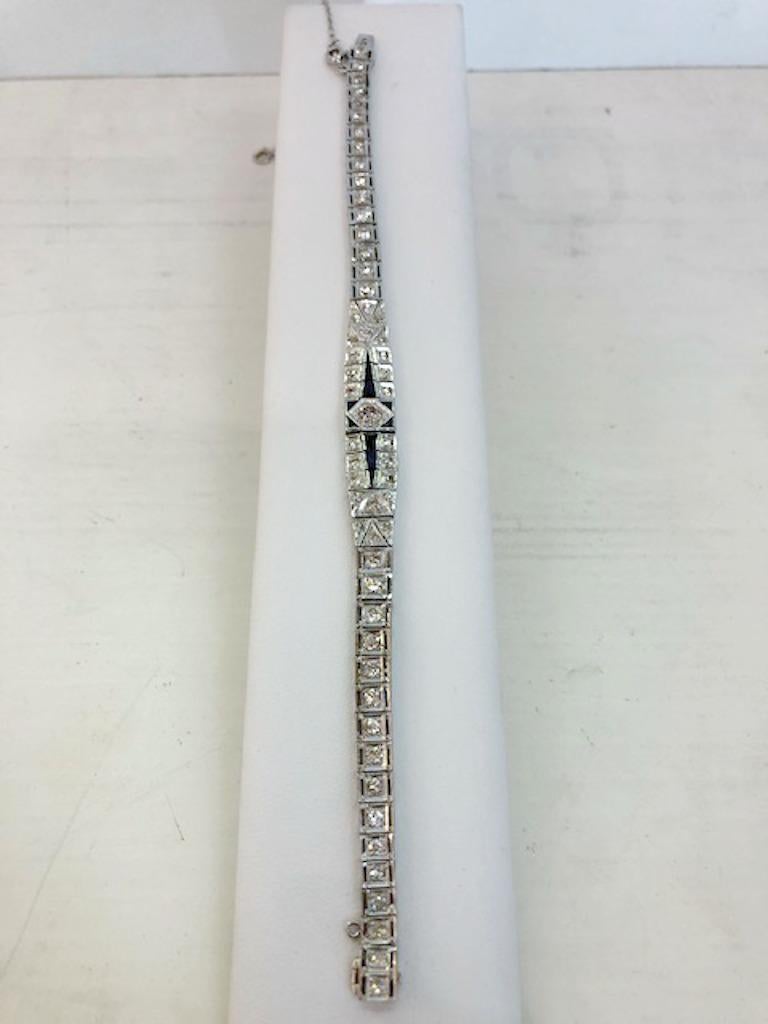 Bracciale vintage in platino con diamanti brillanti per un totale di 2,25 carati e zaffiri graduati taglio Carre / Made in Italy anni '30
Lunghezza 18 cm