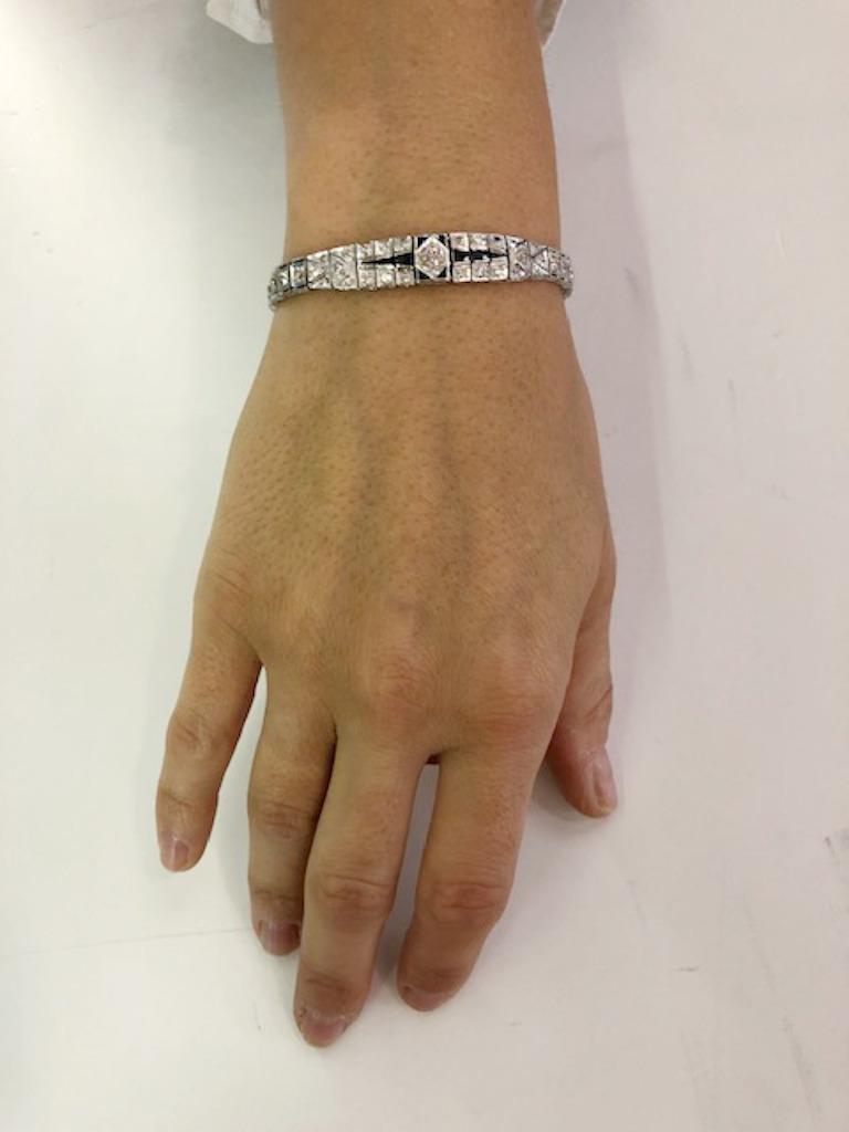 Donna Bracciale in platino con zaffiri e diamanti in vendita