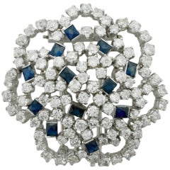Broche de platino con zafiro y diamantes de 9,25 quilates, hacia la década de 1950