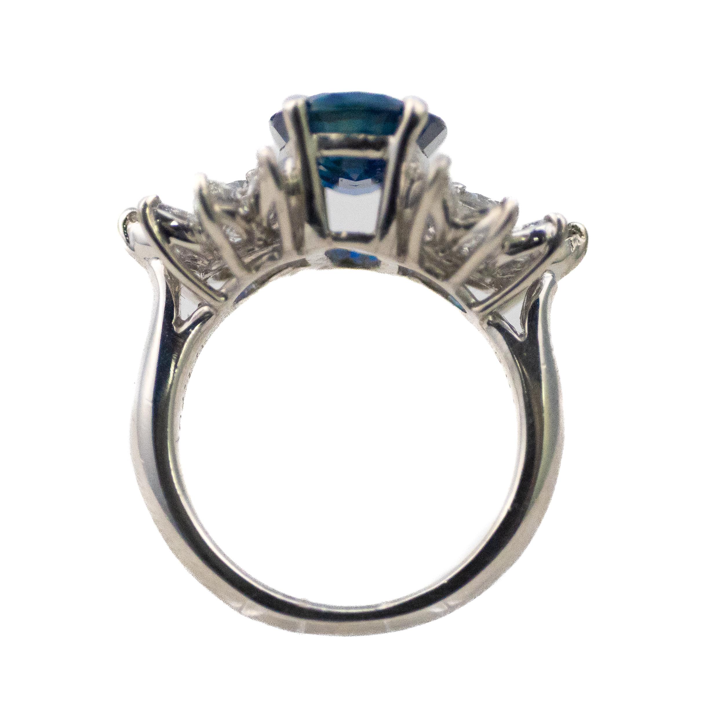 Platin Saphir und Diamant Cluster Ring

Beschreibung: Ein raffinierter Platinring mit einem lebendigen ovalen Saphir von 4,11 Karat in der Mitte, akzentuiert von vierzehn Diamanten im Marquise-Schliff und zwei Diamanten im Rundschliff, die in einem