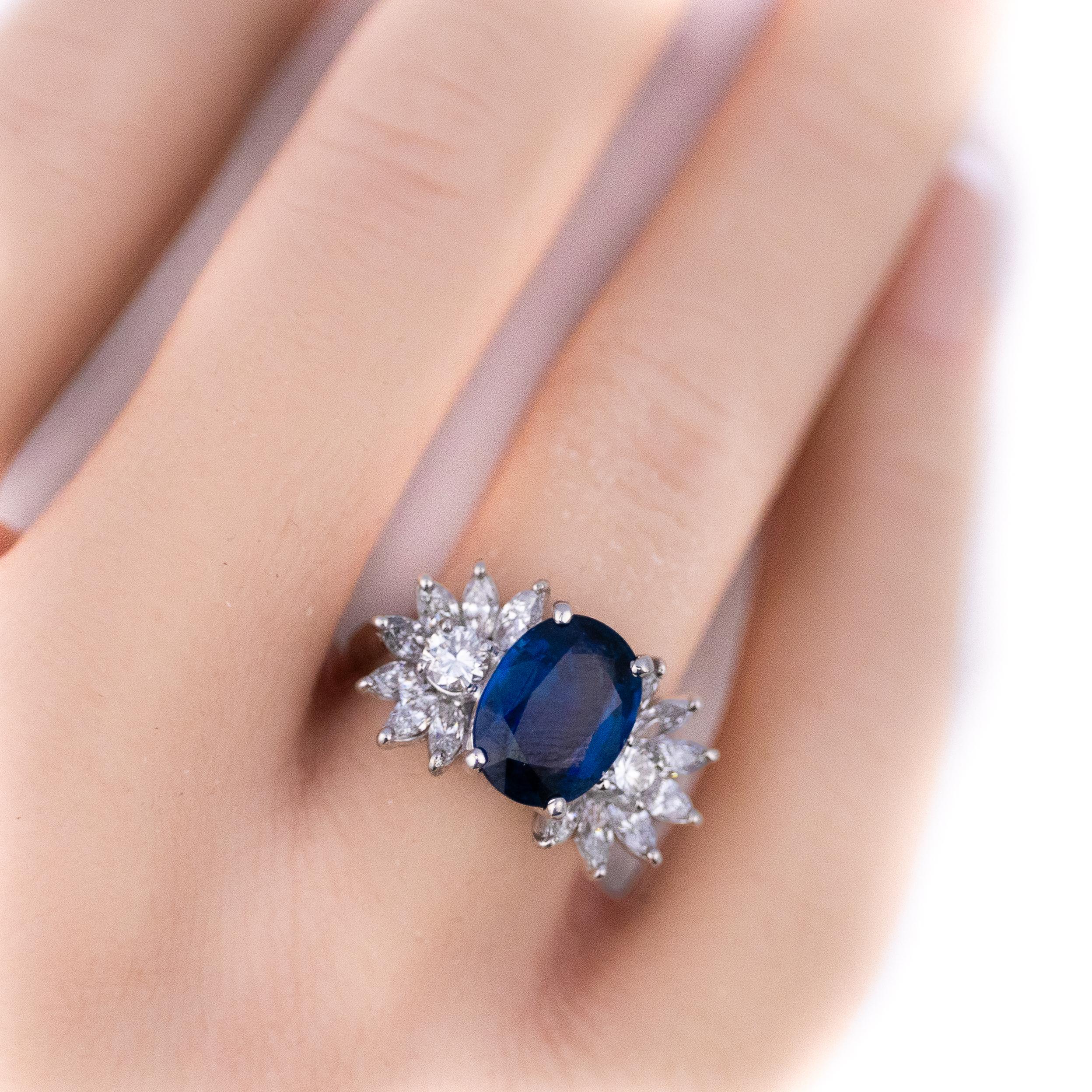 Platin Saphir und Diamant Cluster Ring (Ovalschliff) im Angebot