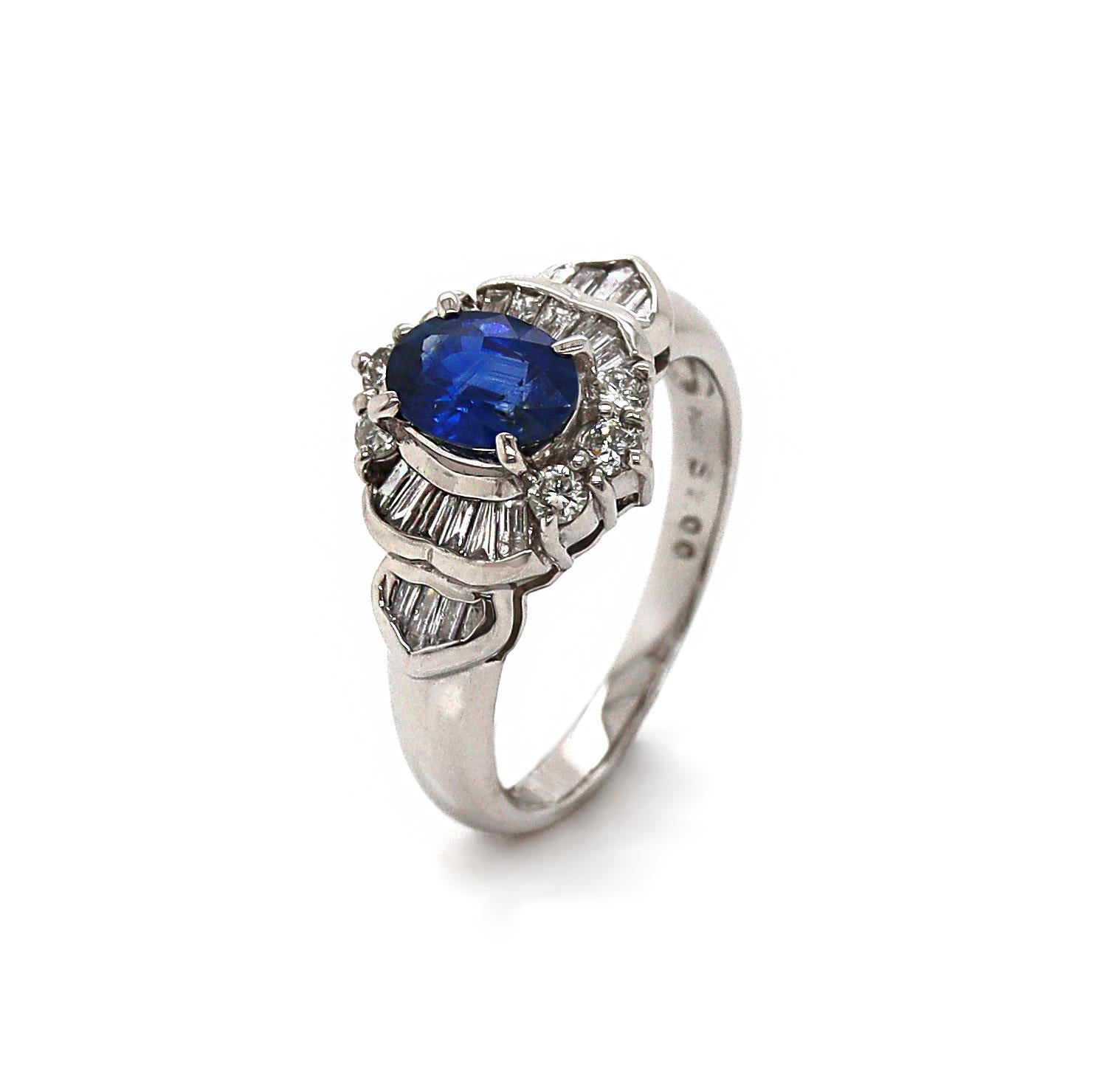 Platin Saphir und Diamant Kleid Ring

In der Mitte dieses eleganten Platinrings befindet sich ein auffälliger ovaler blauer Saphir, der eine tiefe, lebendige Farbe ausstrahlt. Um den Saphir herum sind Diamanten im Rund- und Baguetteschliff