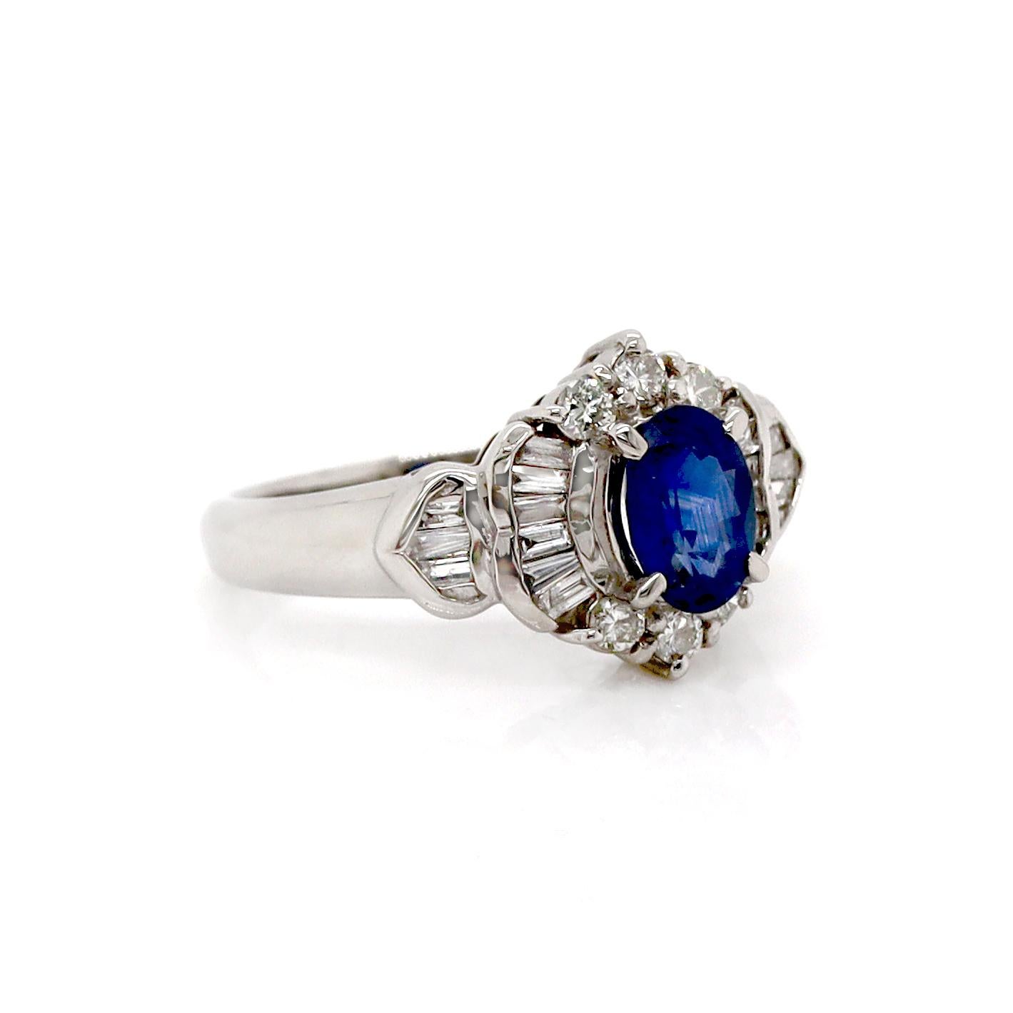 Platin Saphir und Diamant Kleidring (Ovalschliff) im Angebot