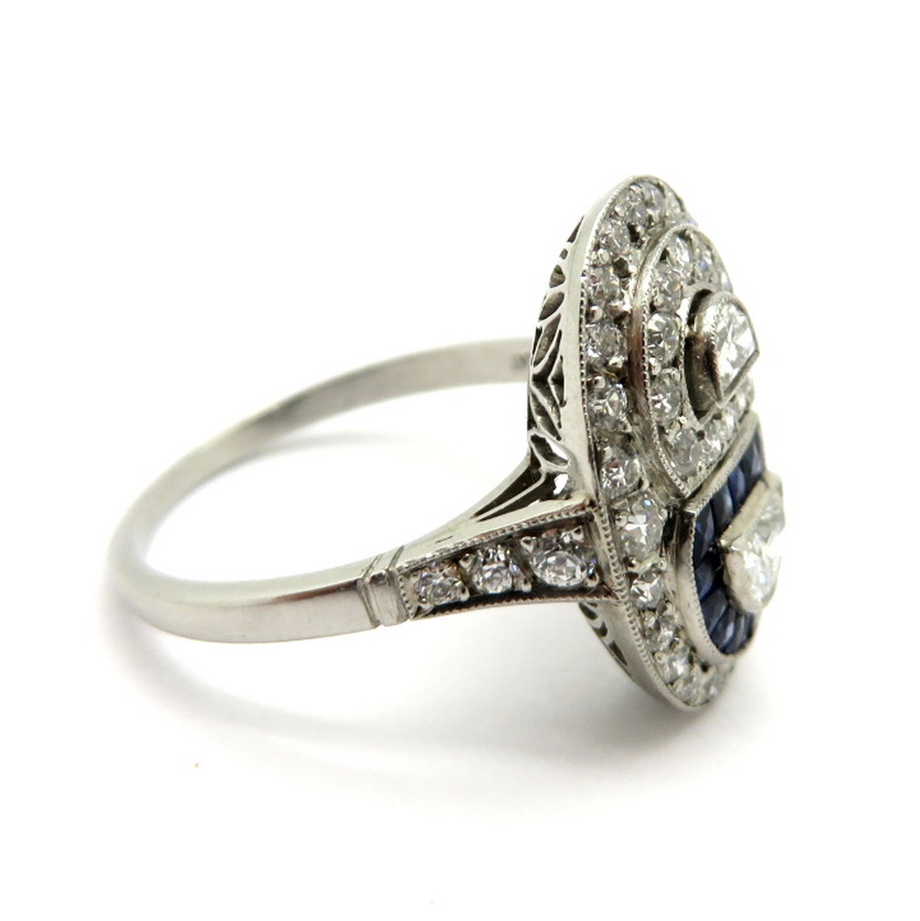 Halbmondförmiger Verlobungsring aus Platin mit Saphiren und Diamanten im Art-déco-Stil (Art déco) im Angebot