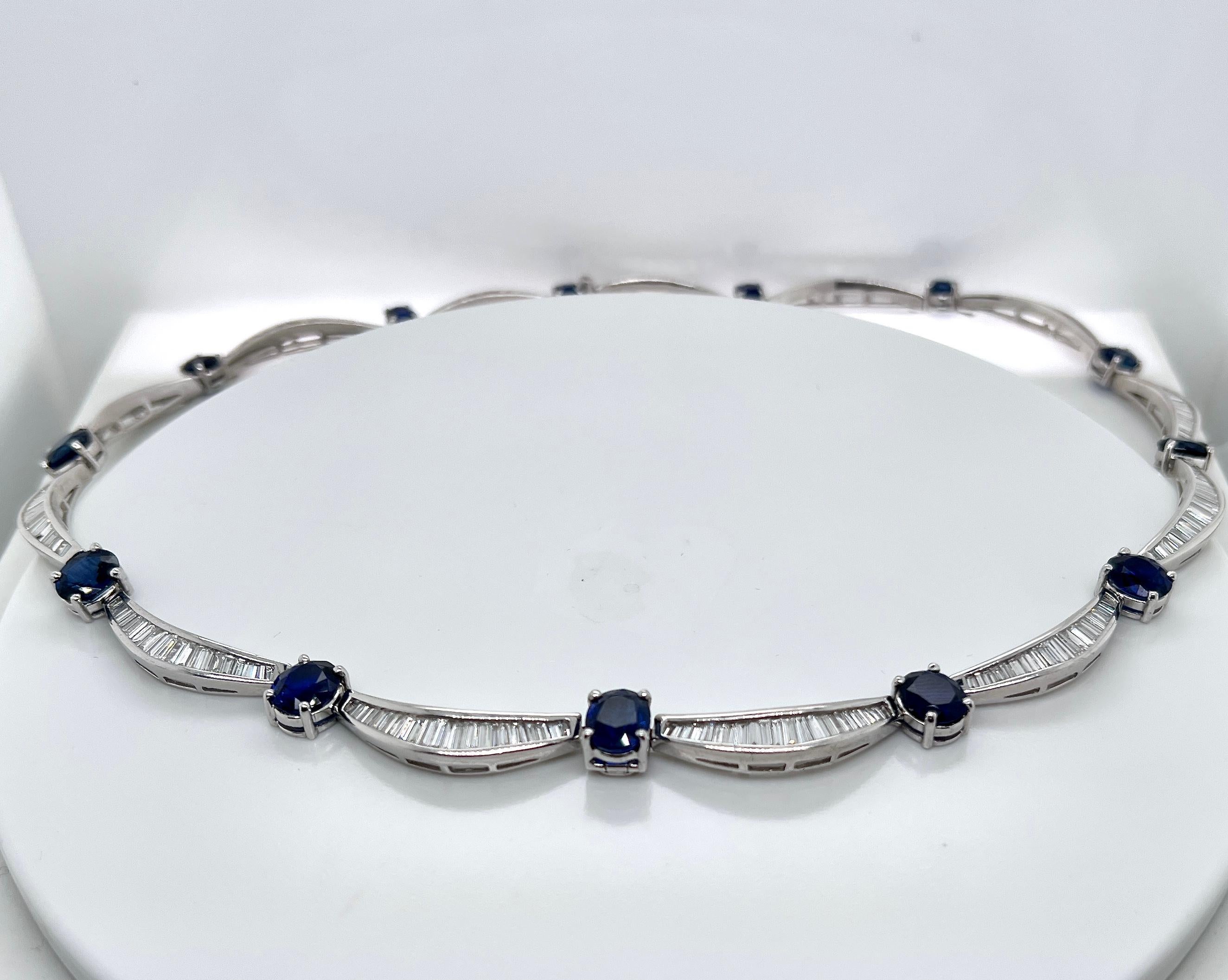 Platin, Saphir und Diamant Halskette

Diese atemberaubende Halskette mit einem schillernden blauen Saphir und schimmernden Diamanten im Baguetteschliff bietet Glanz aus jedem Blickwinkel.

Die perfekte Wahl für formelle Anlässe, Hochzeiten oder für
